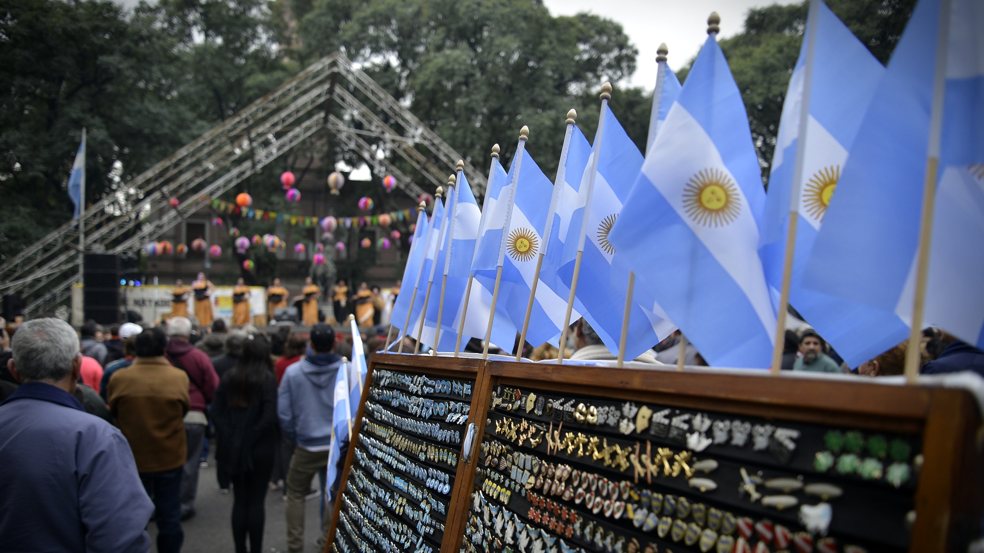Escarapelas, pines argentinos y de equipos de fútbol