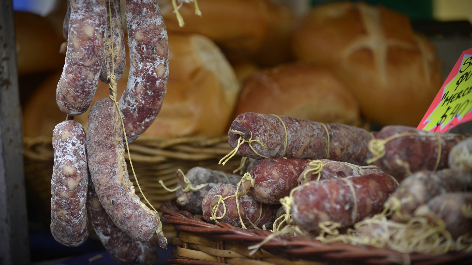 Salamines y panes caseros en uno de los puestos de la feria