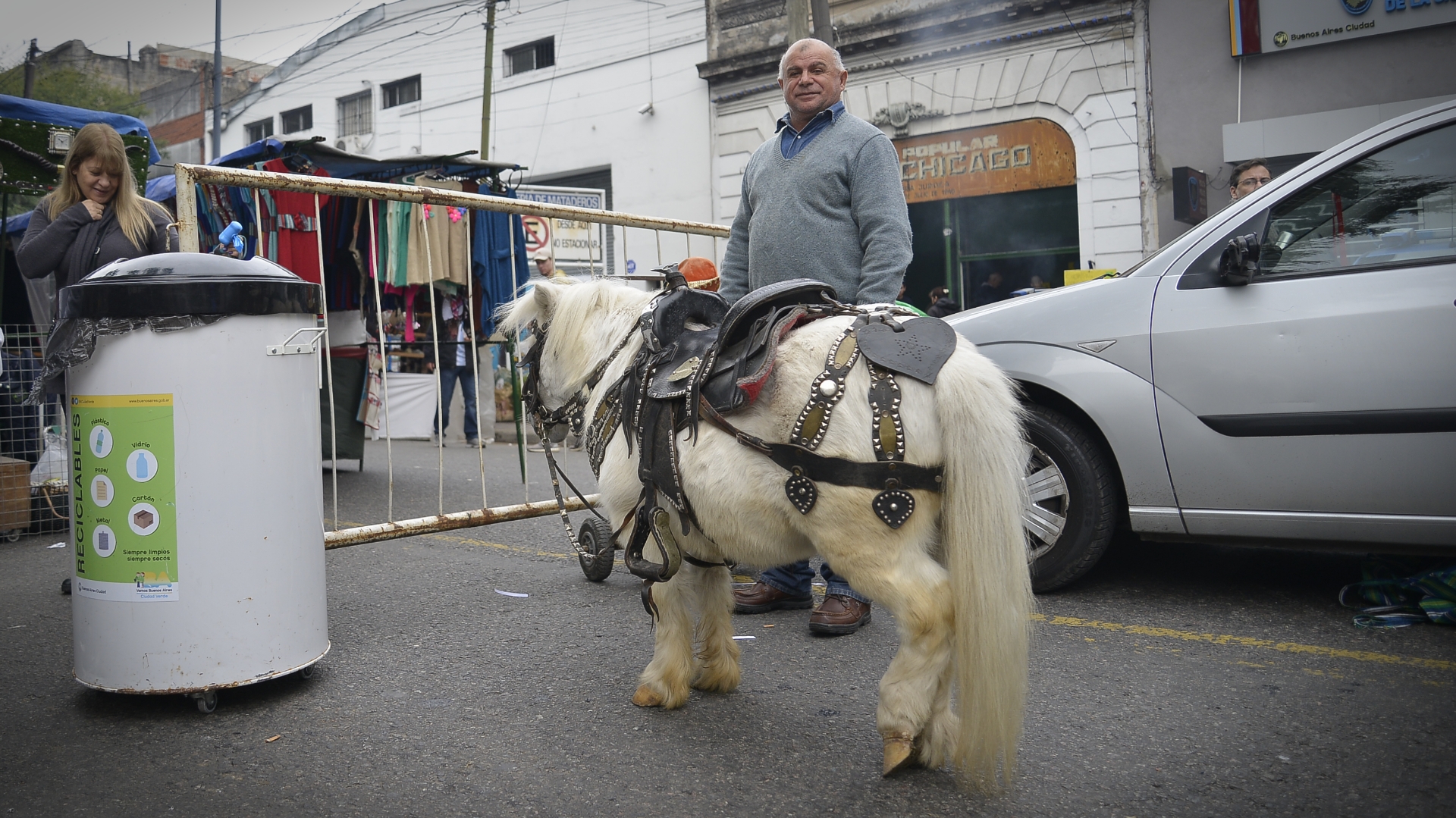 Muchos chicos se sacaron fotos con un poni ensillado con una montura antigua