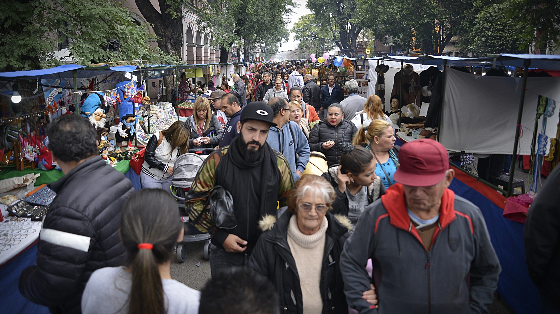 Miles de visitantes recorrieron la feria y los stands montados en la calle