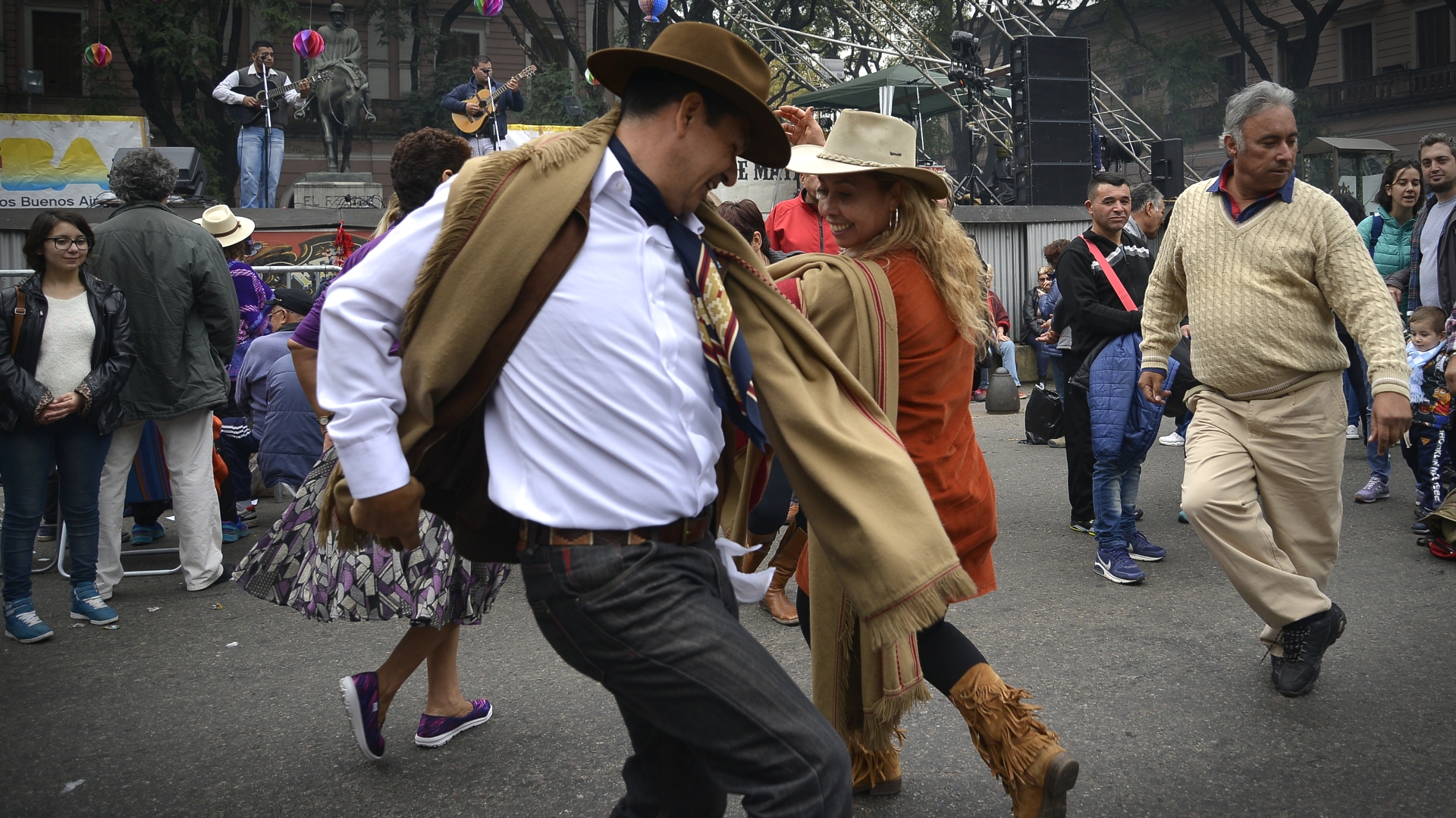 El instante de una chacarera frente al escenario