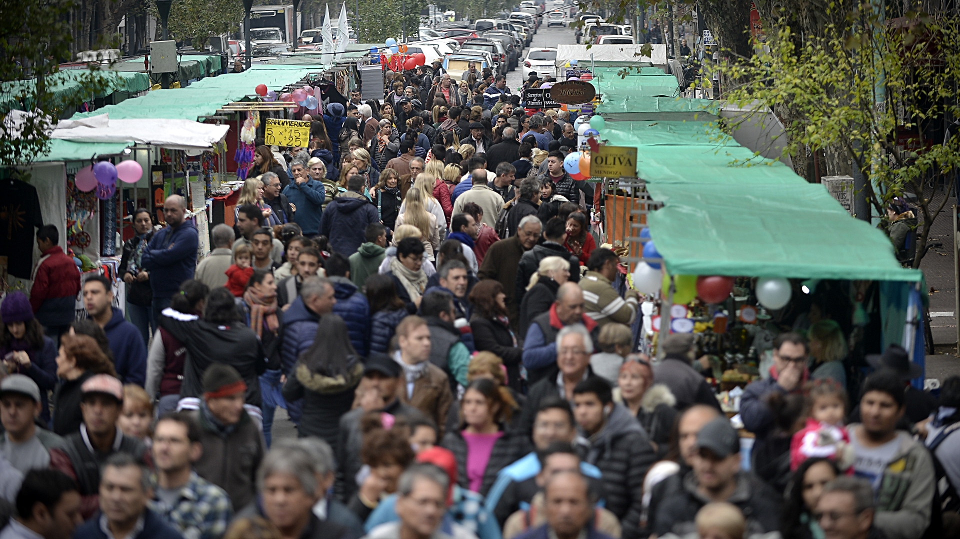 Una de las calles donde estaban montados los puestos de venta