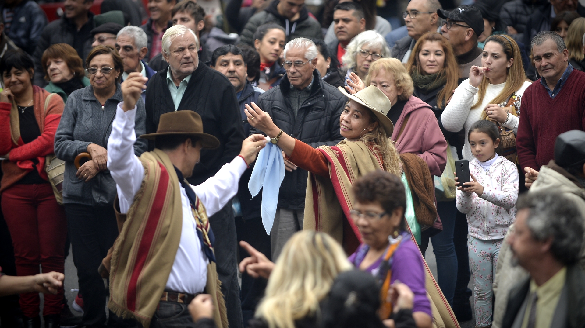 La gente bailó en diferentes lugares de la feria durante la jornada festiva