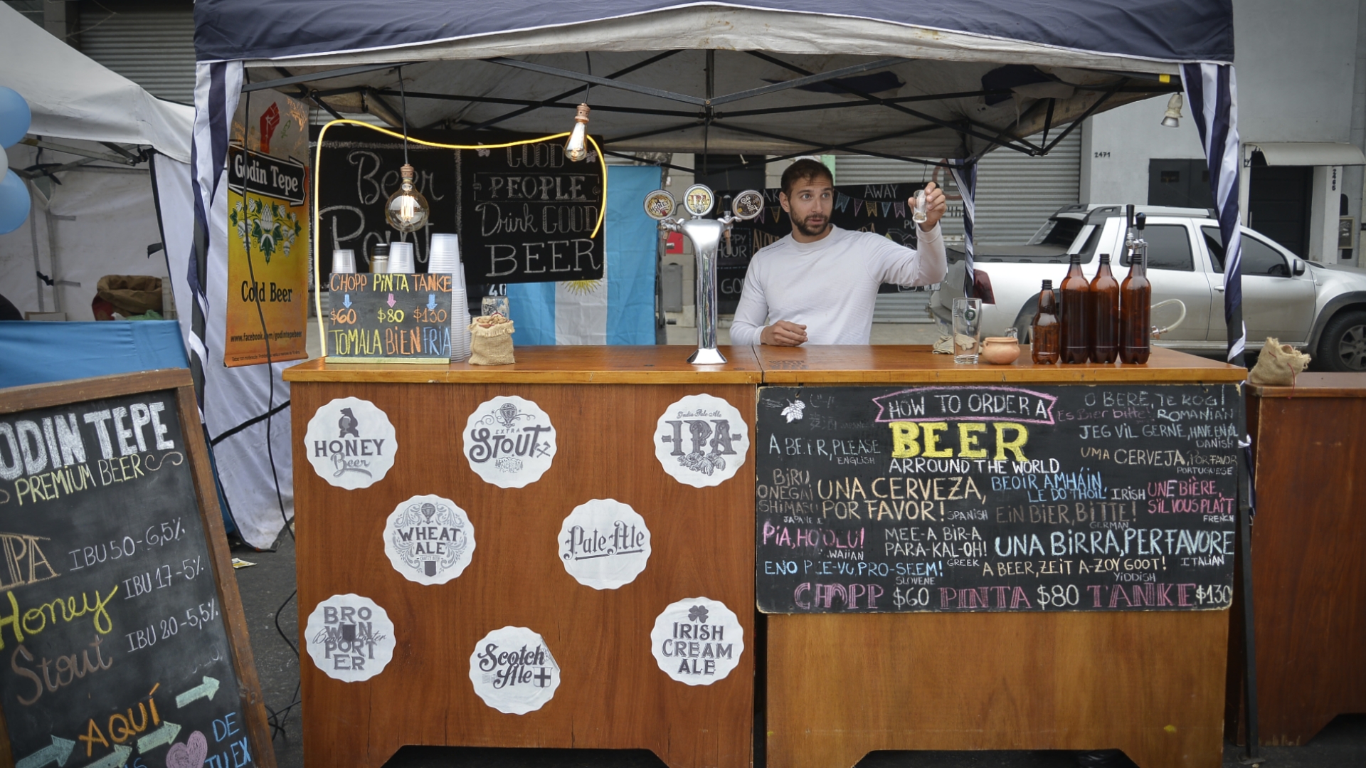 Un puesto de cerveza artesanal instalado en la feria