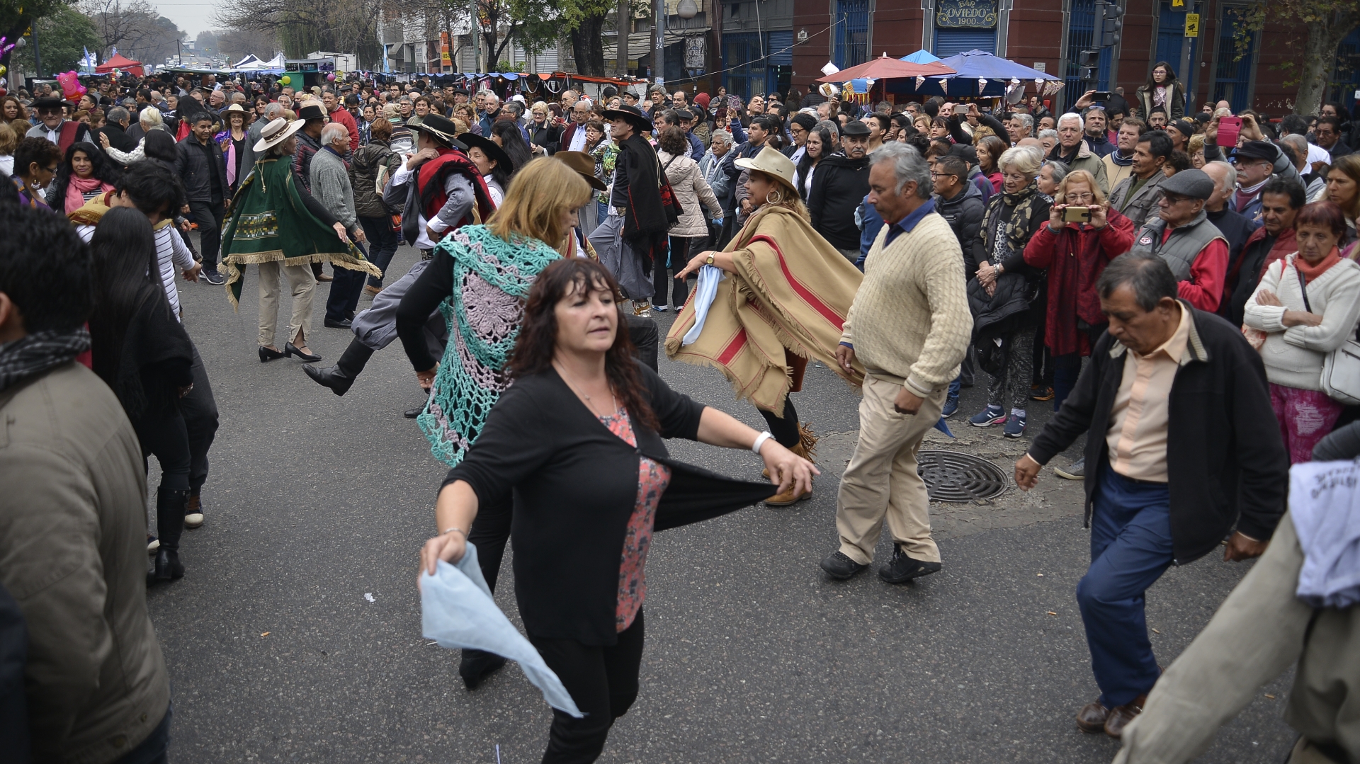 Muchos de los visitantes bailaron en la calle diferentes danzas tradicionales