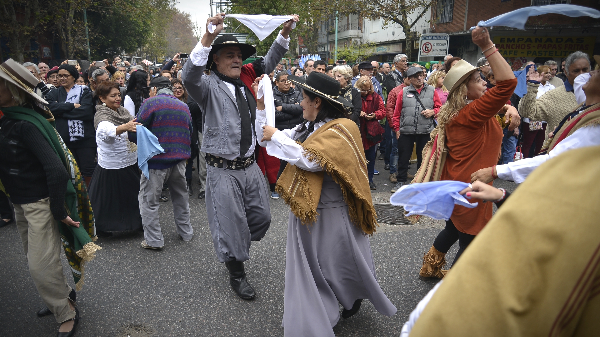 Un instante del baile que hubo en plena calle