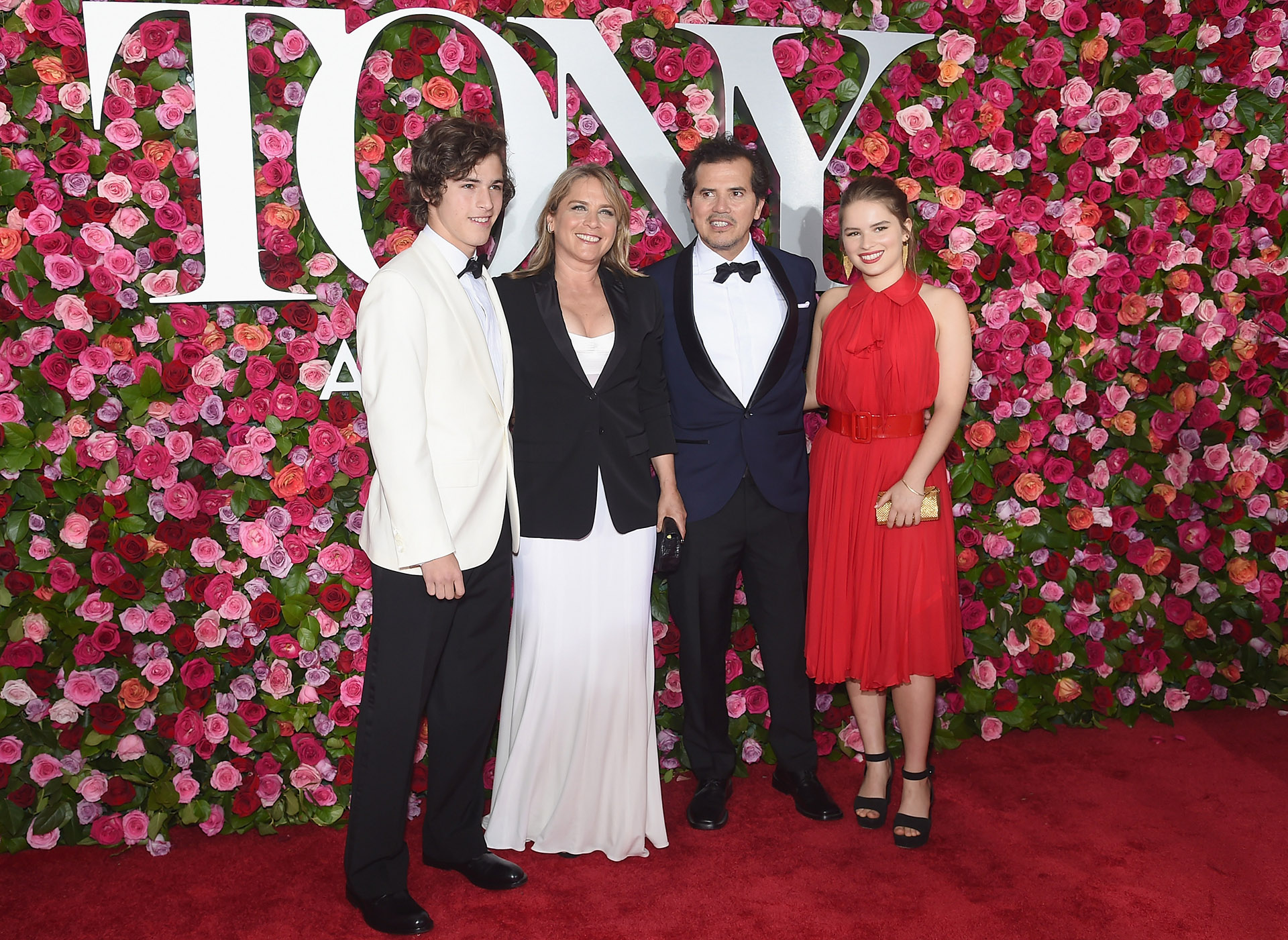 Lucas Leguizamo, Justine Maurer, John Leguizamo y Allegra Leguizamo (Jamie McCarthy/Getty Images/AFP)