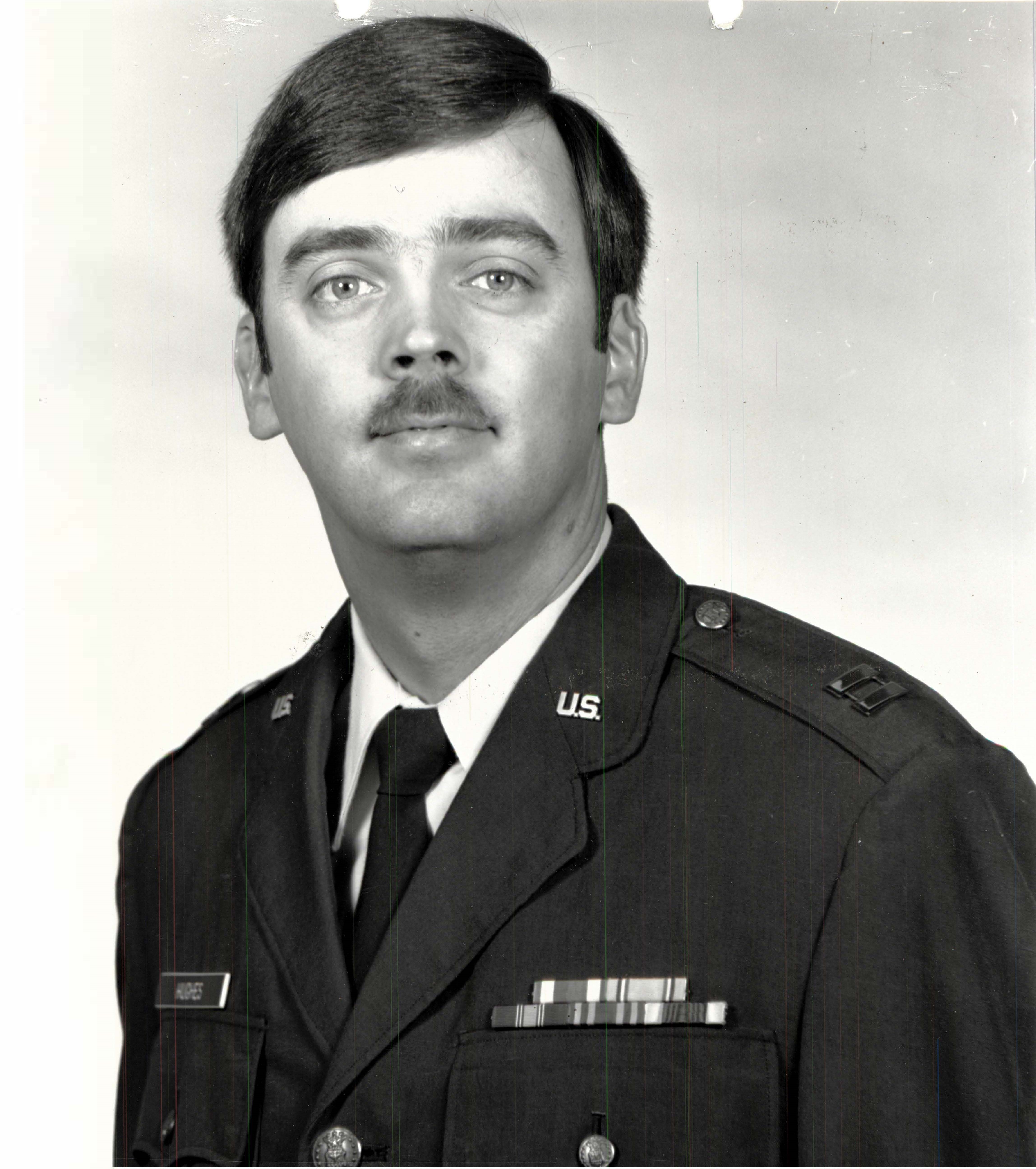 William Howard Hughes era capitán de la Fuerza Aérea de los Estados Unidos cuando desertó. Cambió su identidad y se refugió en California
