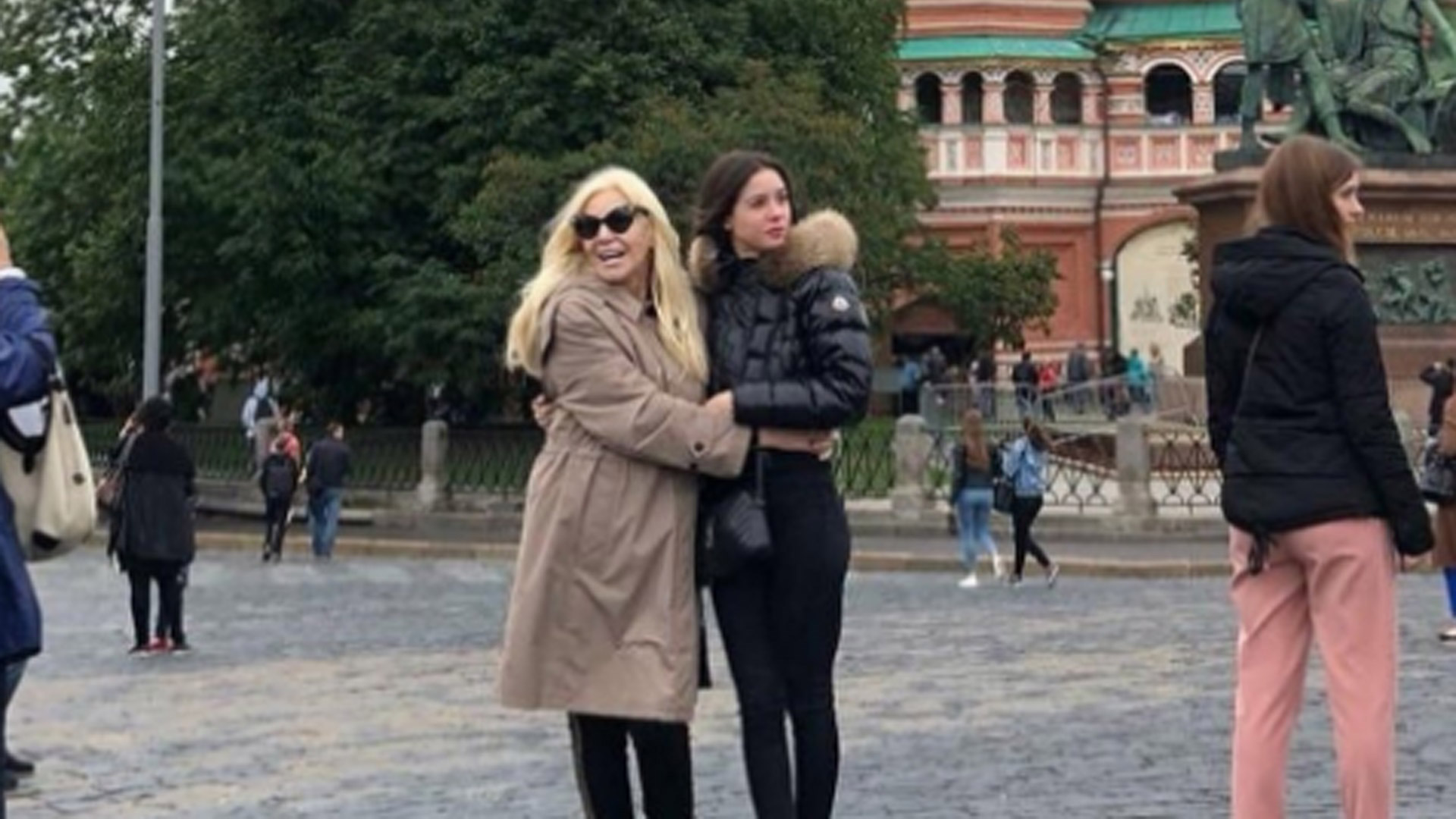 Susana y Lucía con la icónica Catedral de San Basilio de fondo (Foto: Twitter).