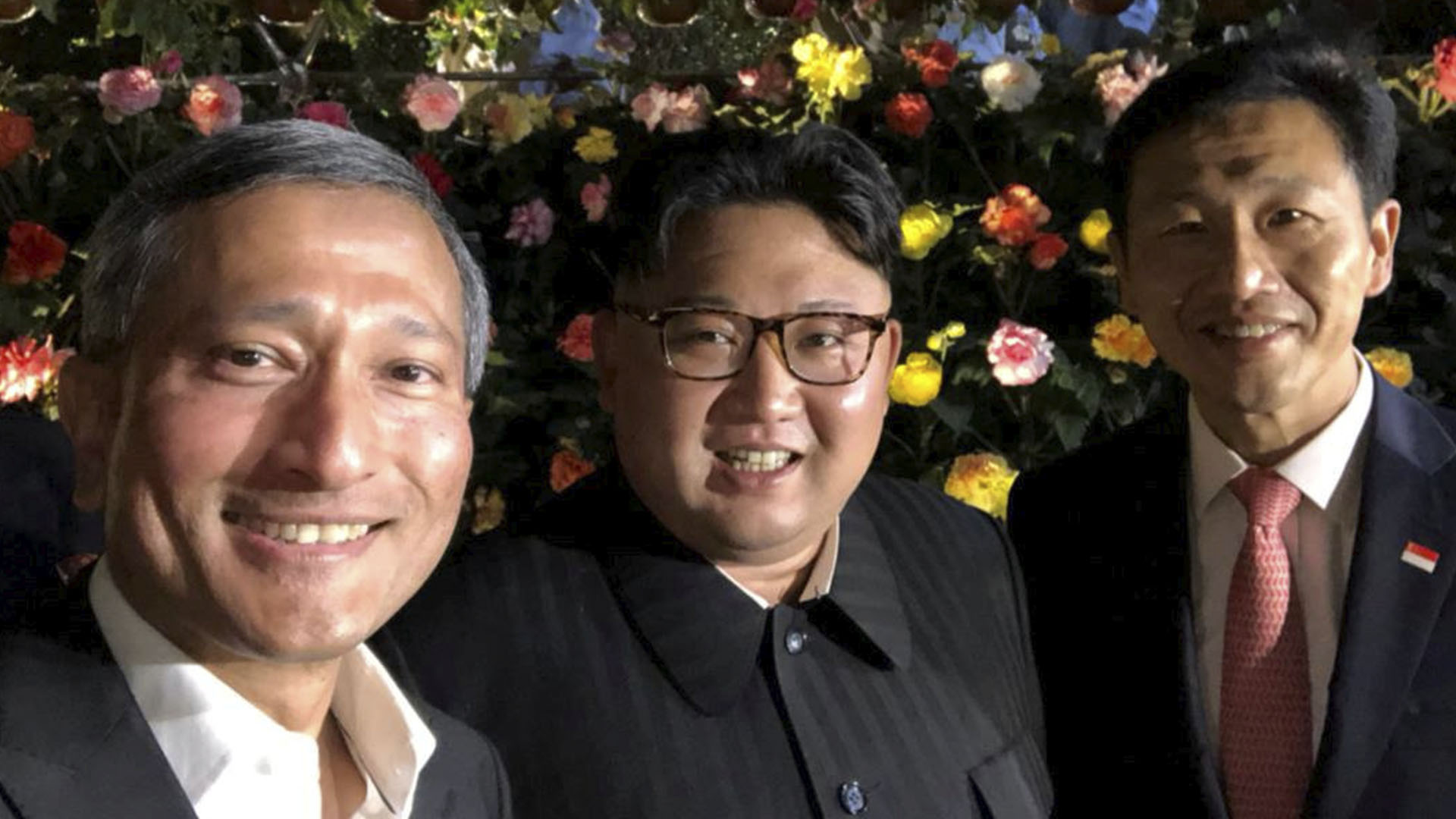 Kim jong-un en una selfie con Vivian Balakrishnan, el canciller de Singapur, en un paseo por la ciudad-Estado horas antes de la cumbre (Reuters)