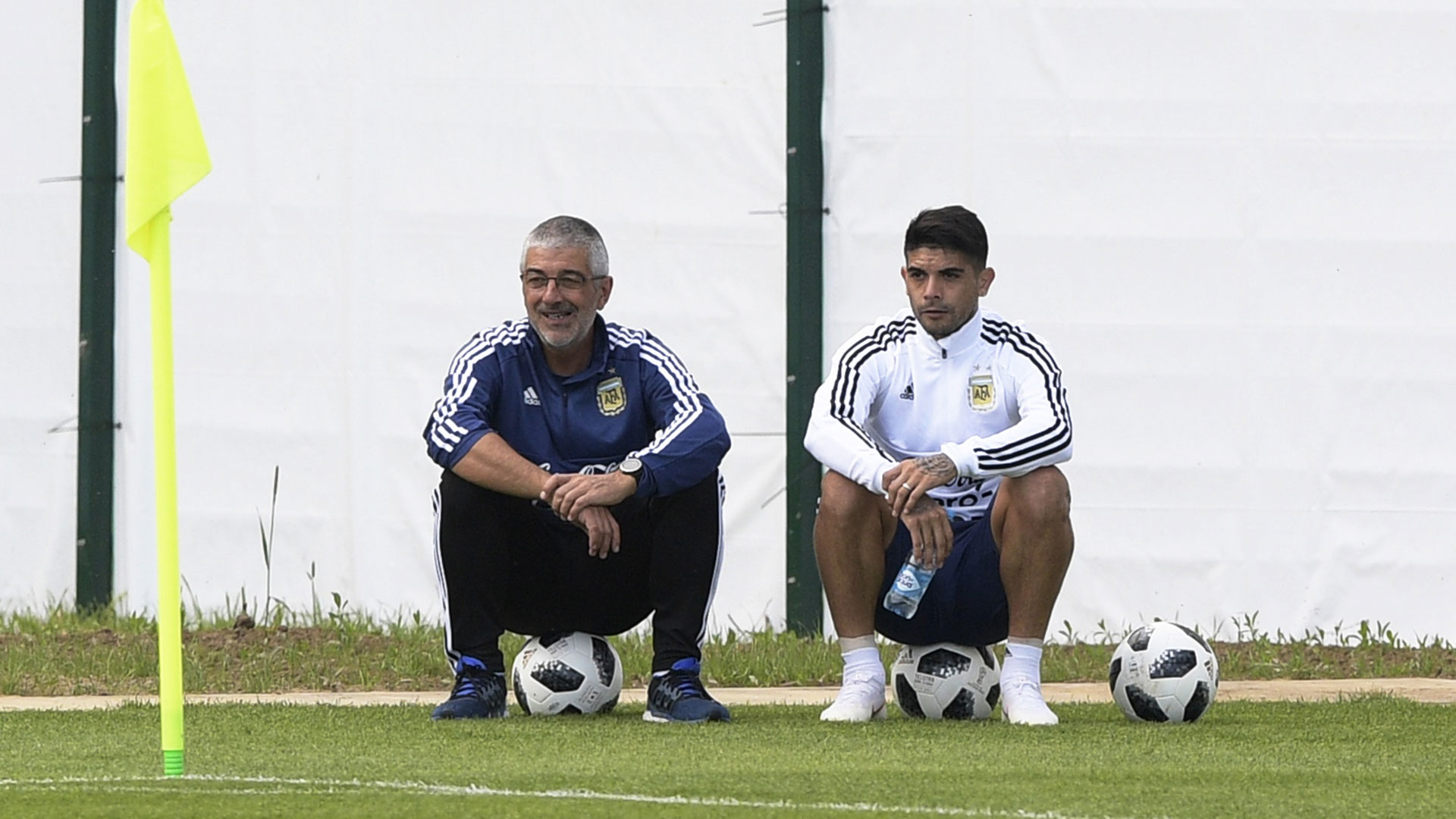 Banega, espectador de la práctica. Para el sábado estaría disponible para jugar