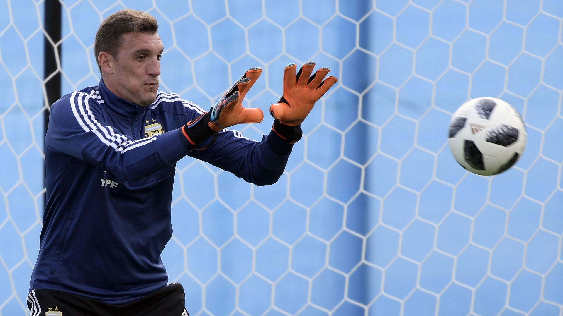 Franco Armani domina la pelota, una imagen que los hinchas de River se acostumbraron a ver