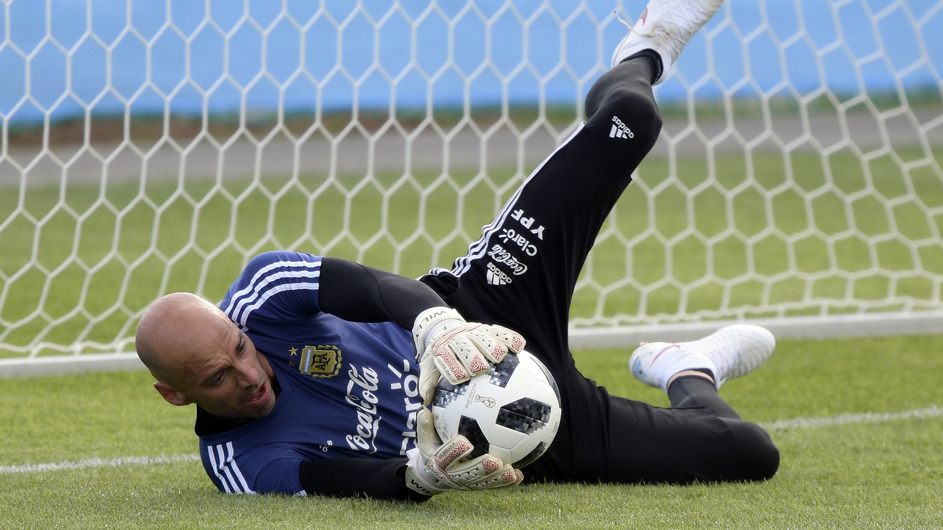 Otra atajada de Caballero, exigido por el entrenador de arqueros Martín Tocalli