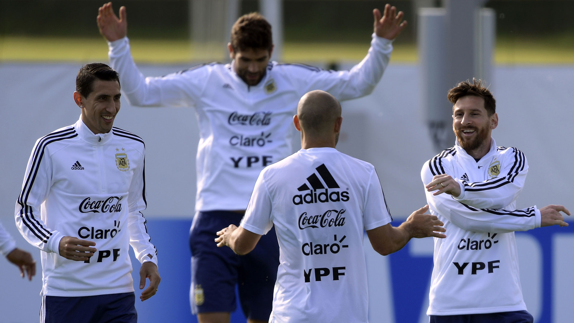 Mascherano da las indicaciones. Di María, Fazio y Messi, escuchan