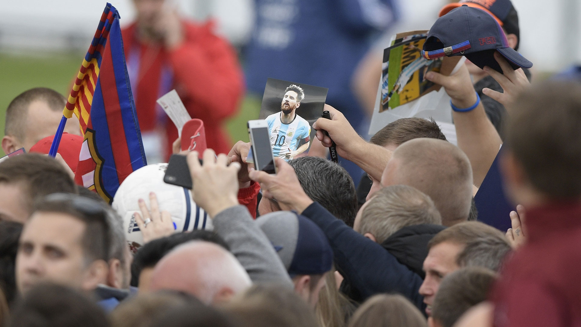 Algunos aficionados fueron preparados con la imagen de Messi para lograr su rúbrica