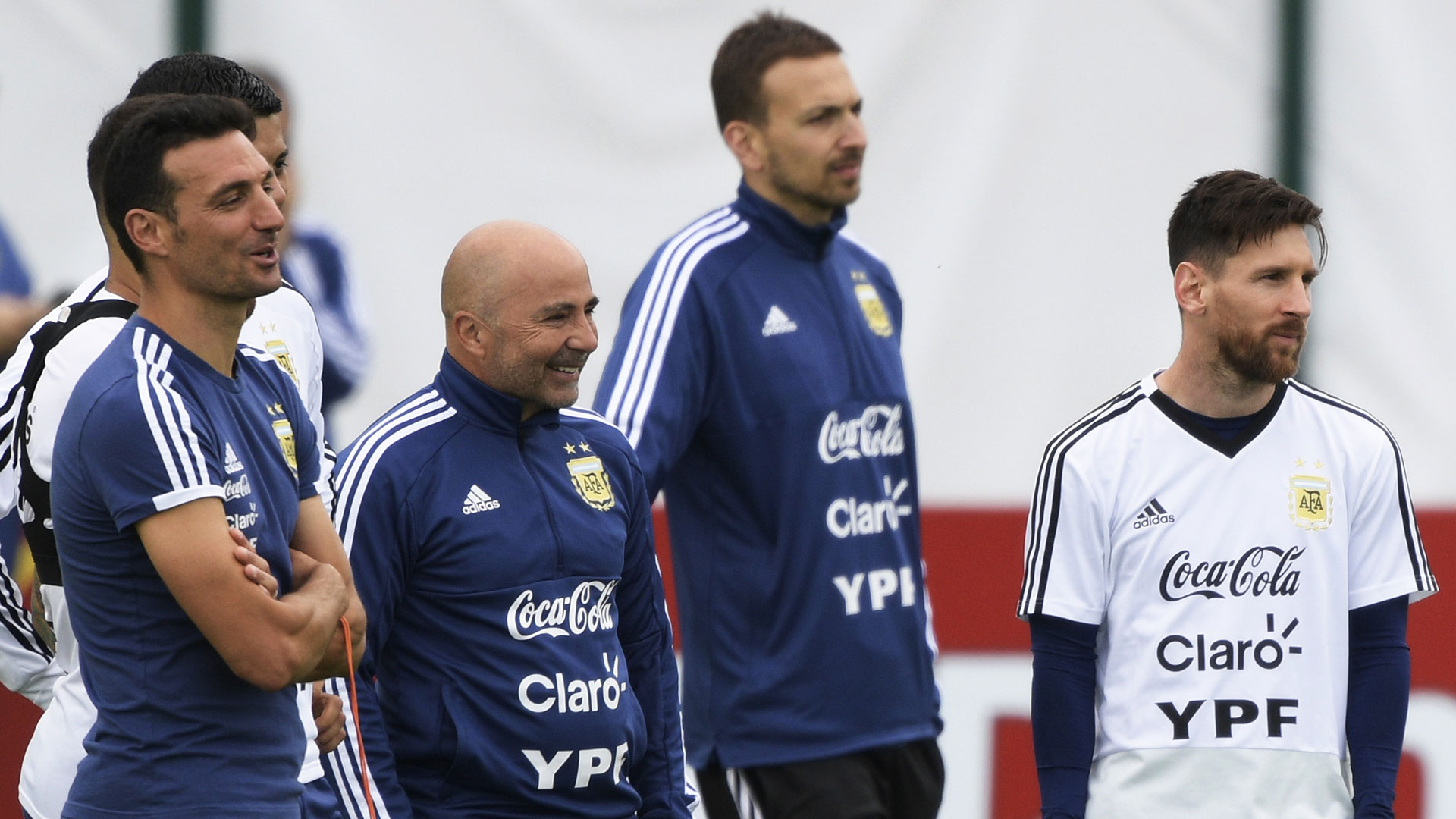 Lionel Scaloni, ayudante de campo de Sampaoli, el propio DT y Messi se divierten con los juegos