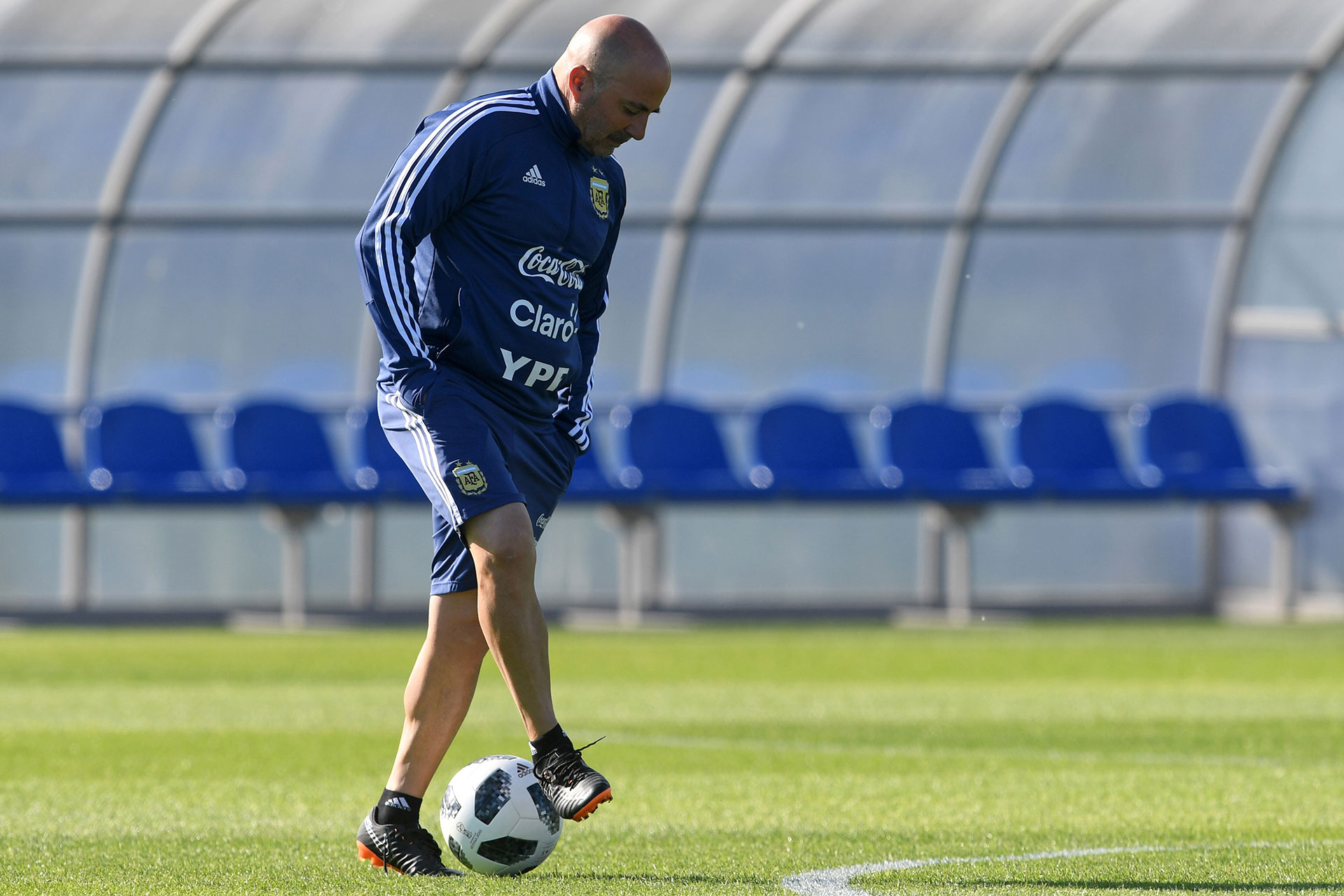 Sampaoli y la pelota. El entrenador se tomó un respiro durante la práctica