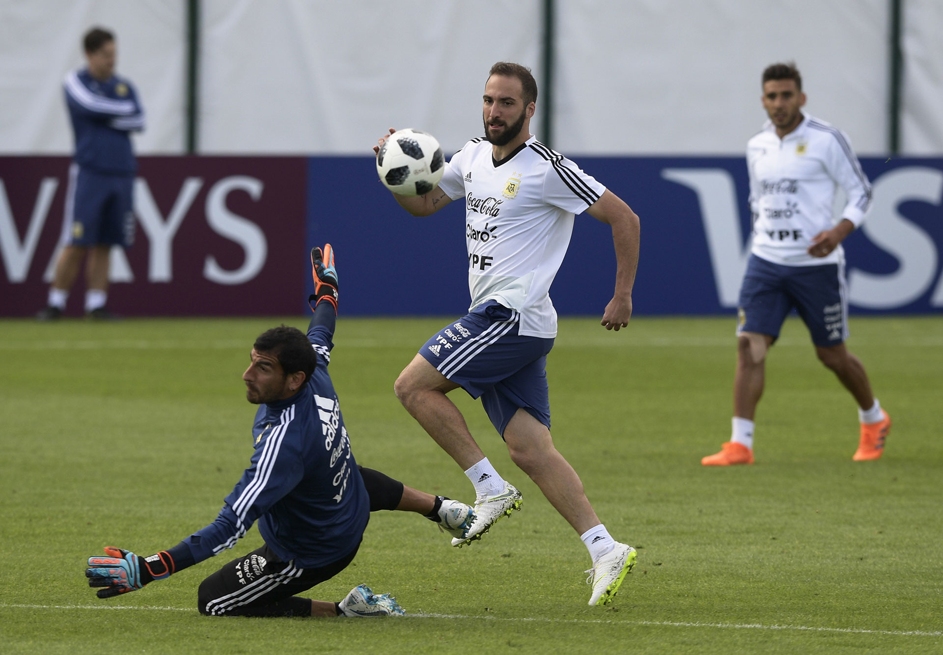 Higuaín supera a Guzmán durante la práctica abierta de la Selección