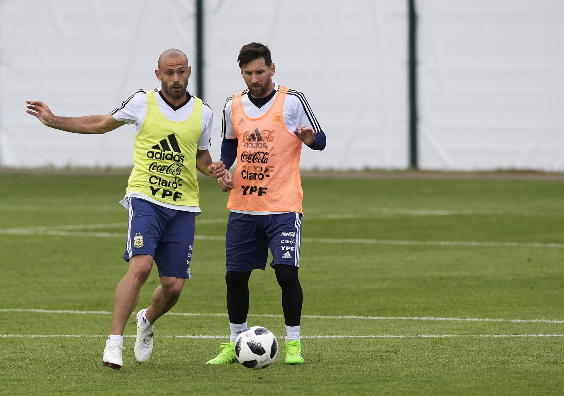 Mascherano y Messi, dos de los encargados de coordinar los ejercicios recreativos