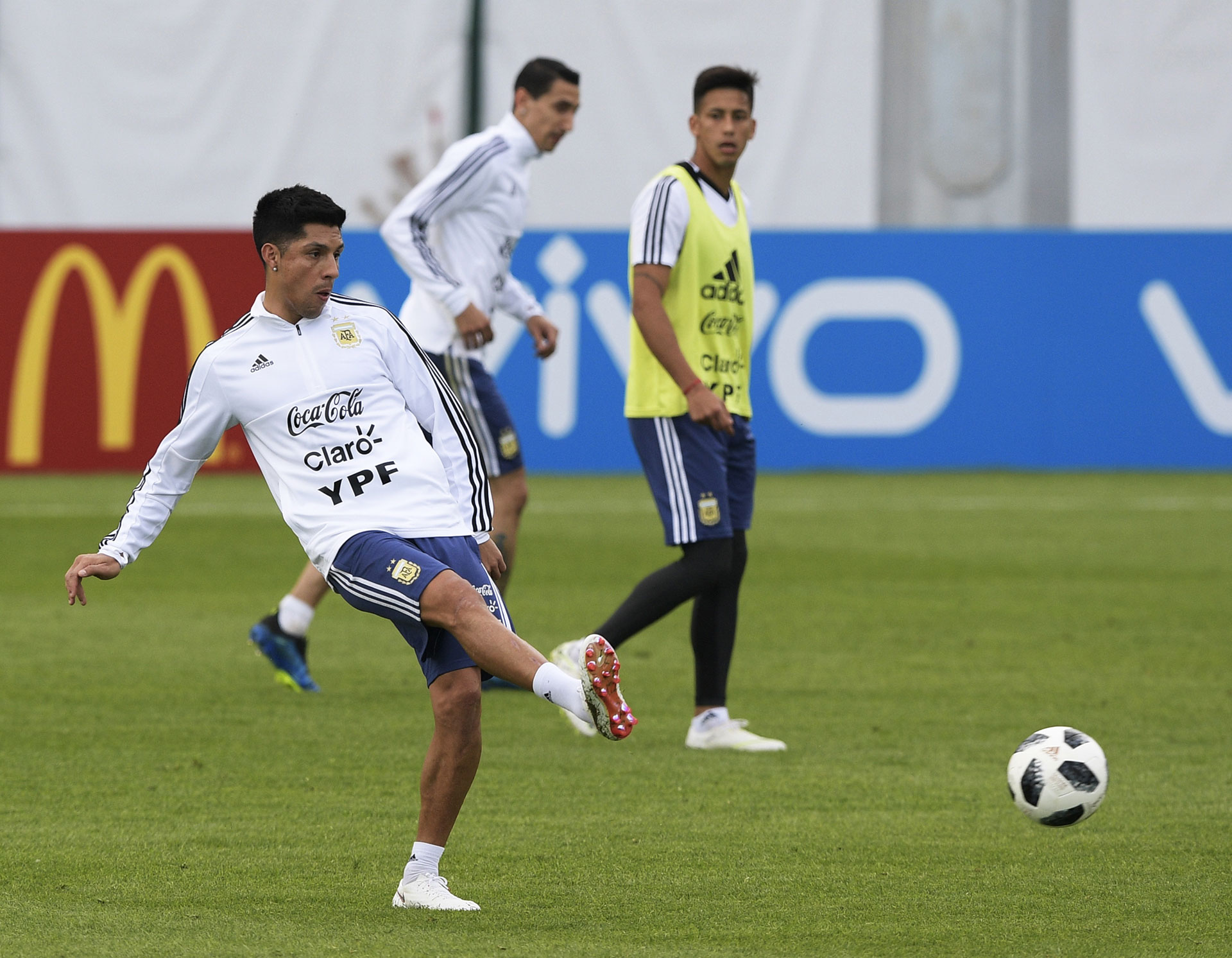 Enzo Pérez, reemplazante del lesionado Lanzini, le pega al balón ante la mirada de Meza
