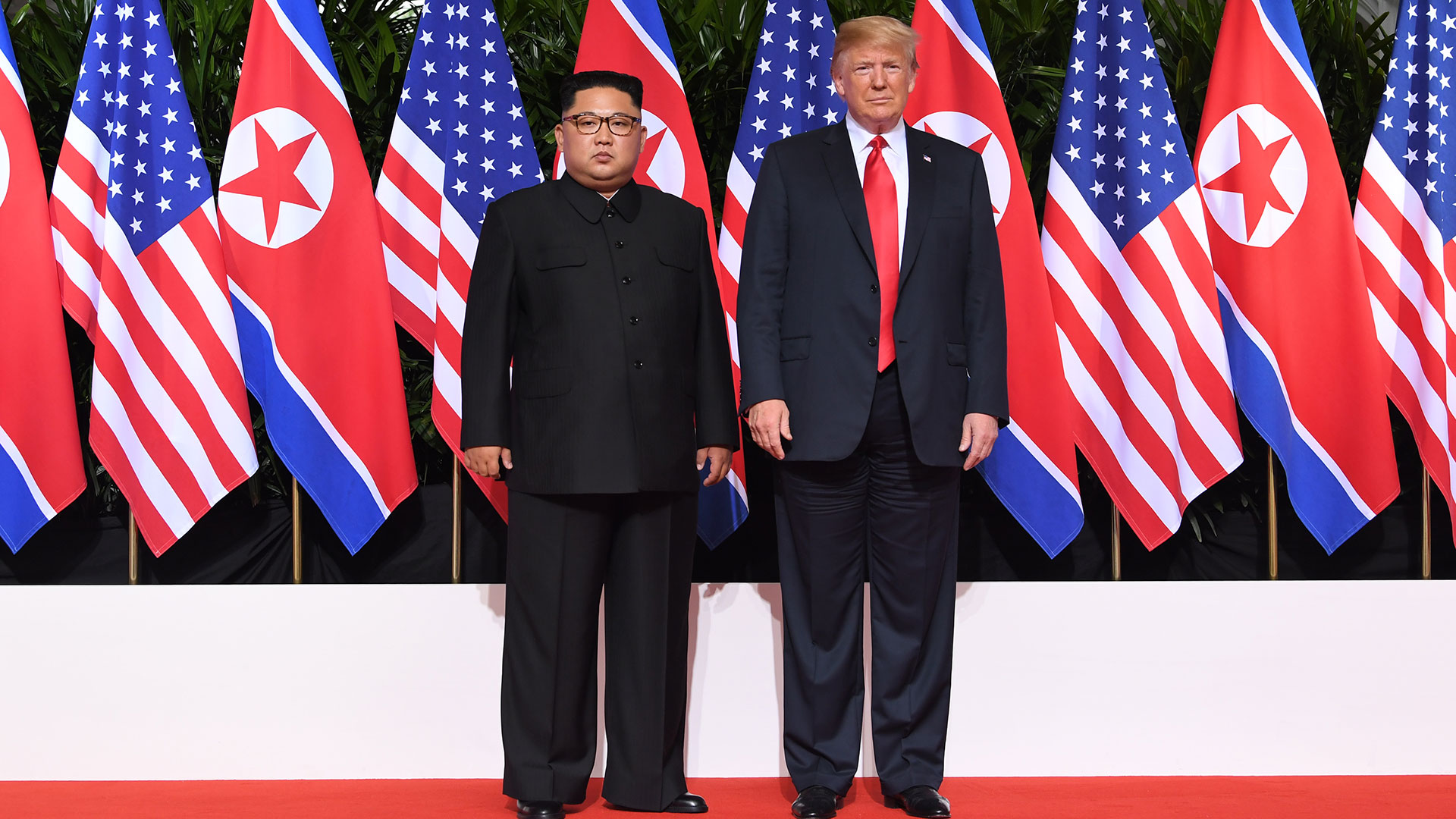 El presidente Donald Trump y Kim Jong-un en el hotel Capella. (AFP)