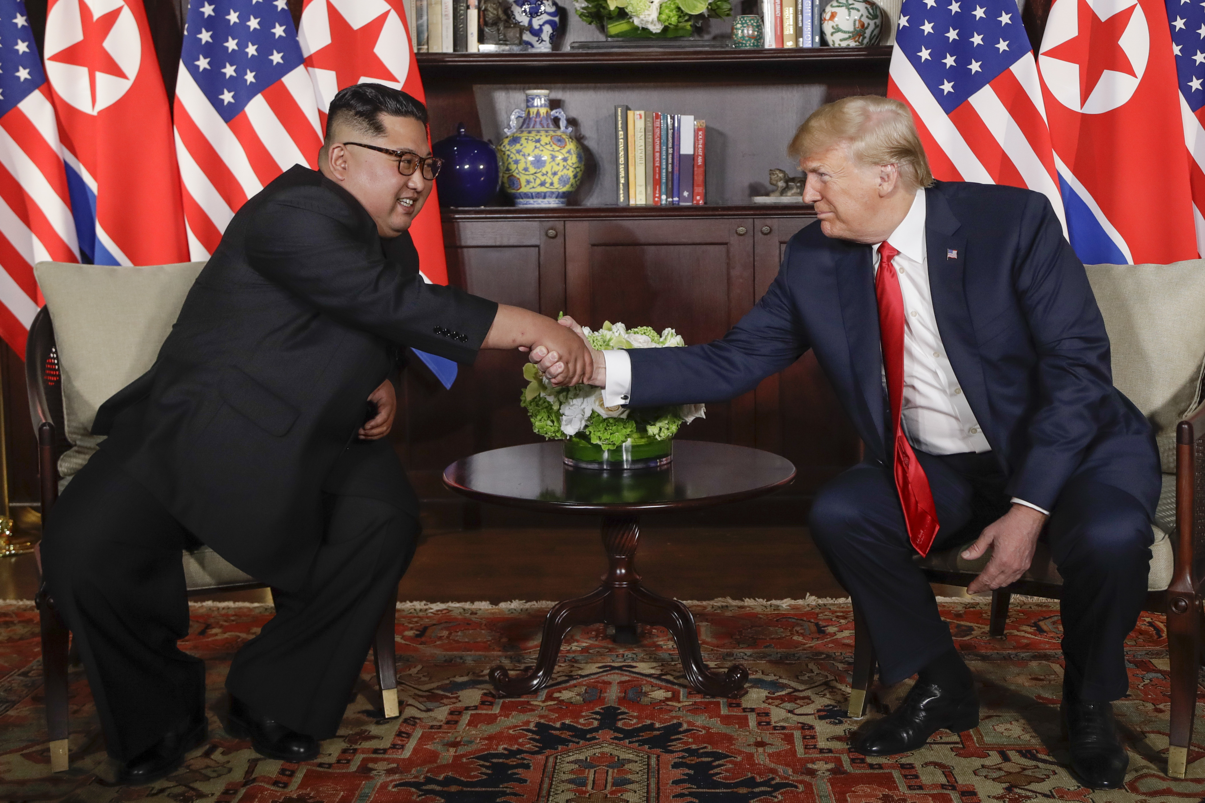 Trump y Kim Jong-un, luego de dar unas palabras a los medios de comunicación, previo a su encuentro privado. (AP Photo/Evan Vucci)