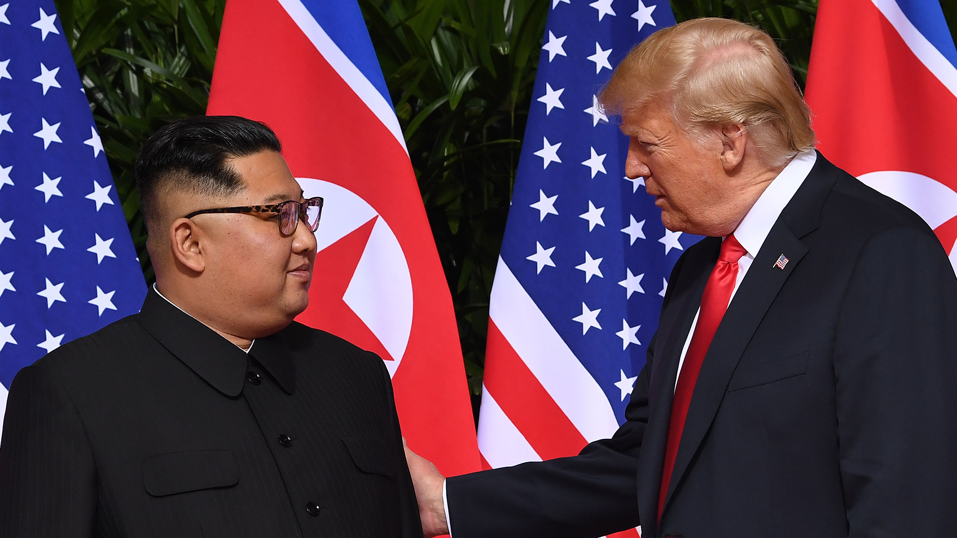 Kim Jong-un junto a Donald Trump (AFP)