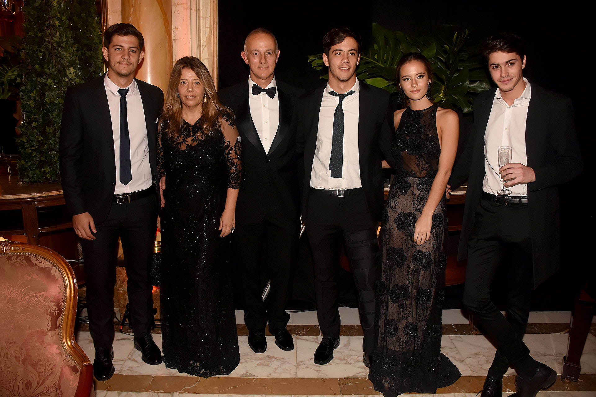 María Claudia Pedrayes con su marido, Carlos Juni; sus hijos Carlos, Marcos y Violeta, y Fran Stoessell
