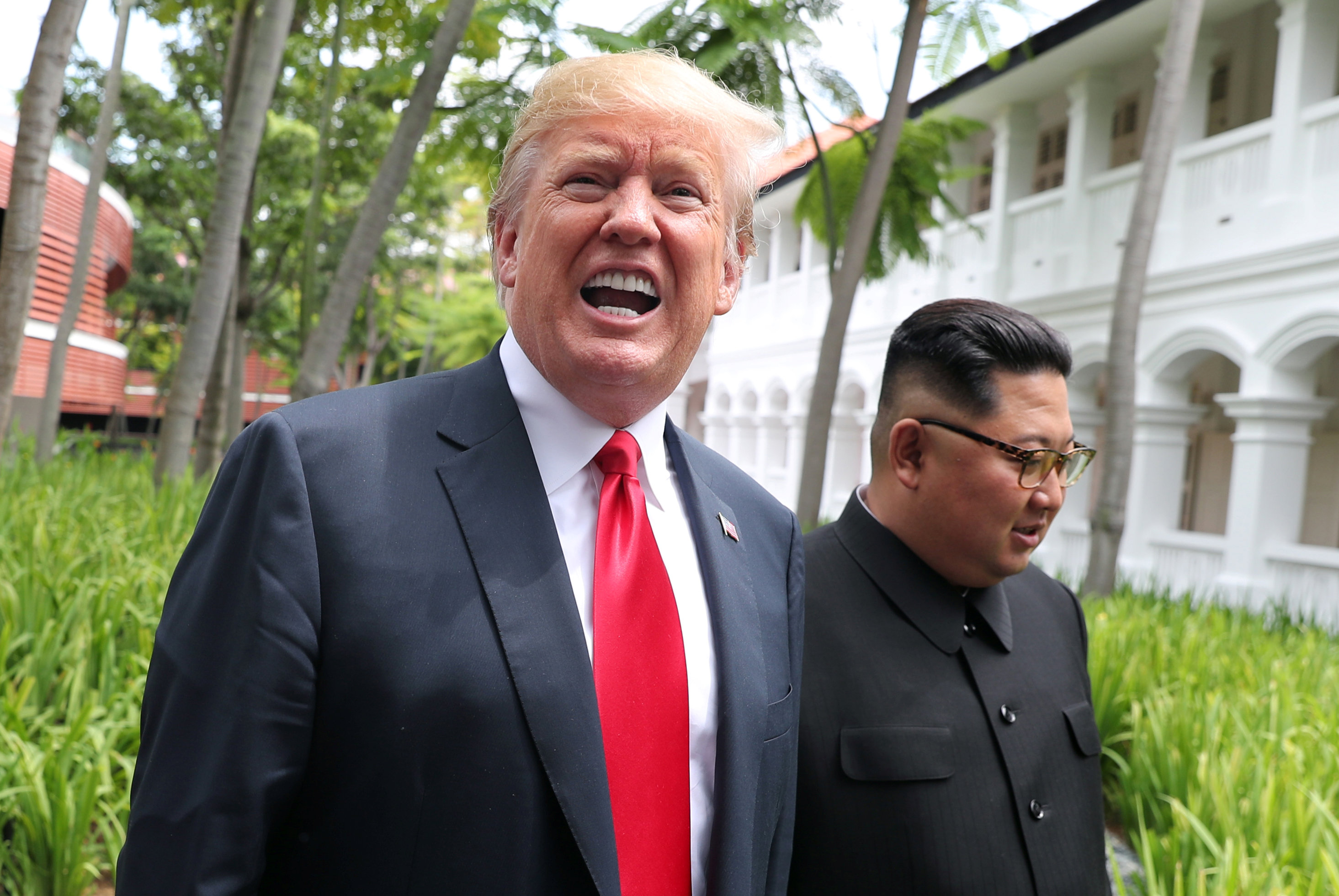 El presidente estadounidense sonriente en su paseo con el dictador norcoreano. )REUTERS/Jonathan Ernst)