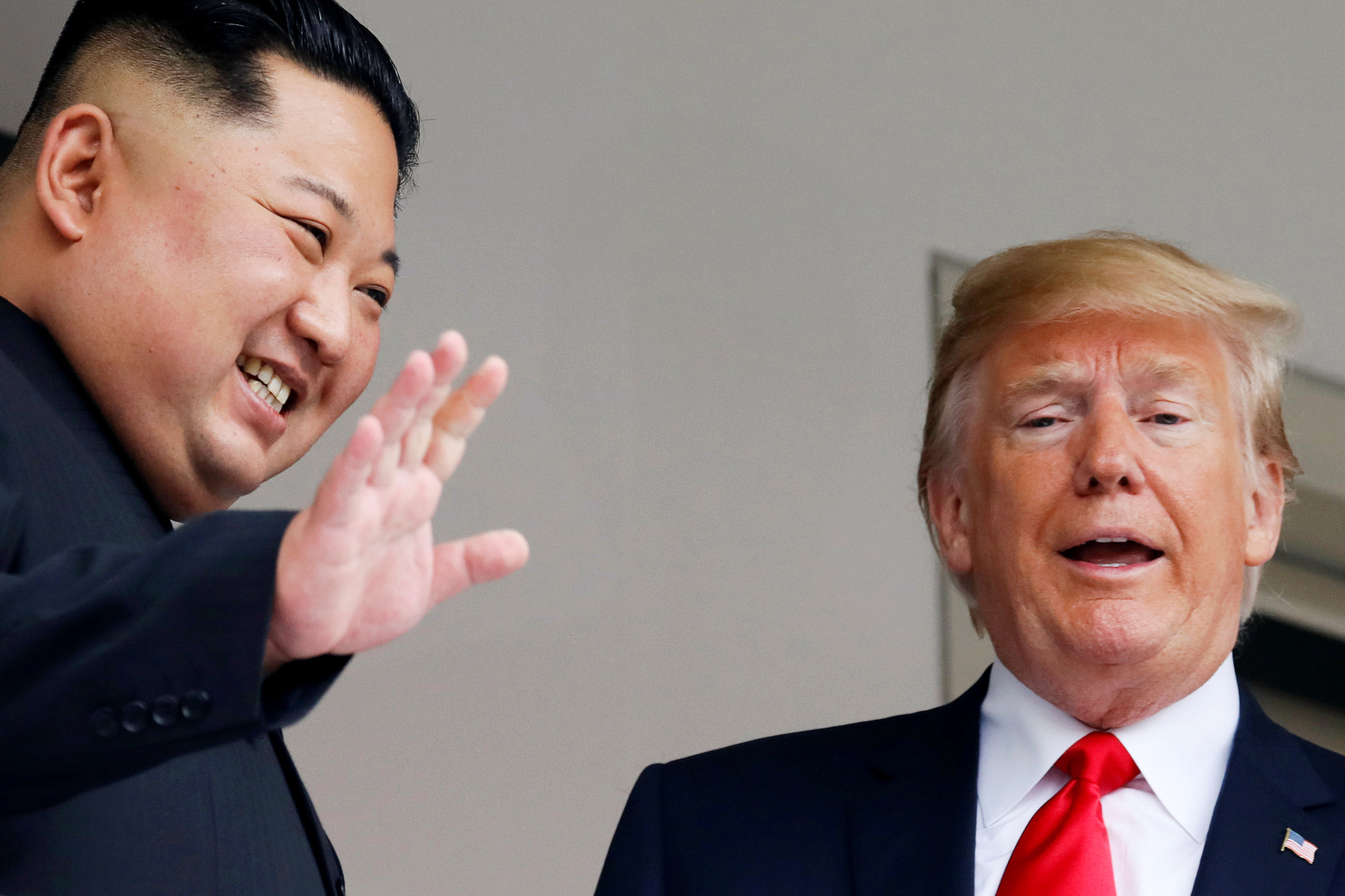 Kim Jong-un saluda a la presente con Trump a su lado. (REUTERS/Jonathan Ernst)
