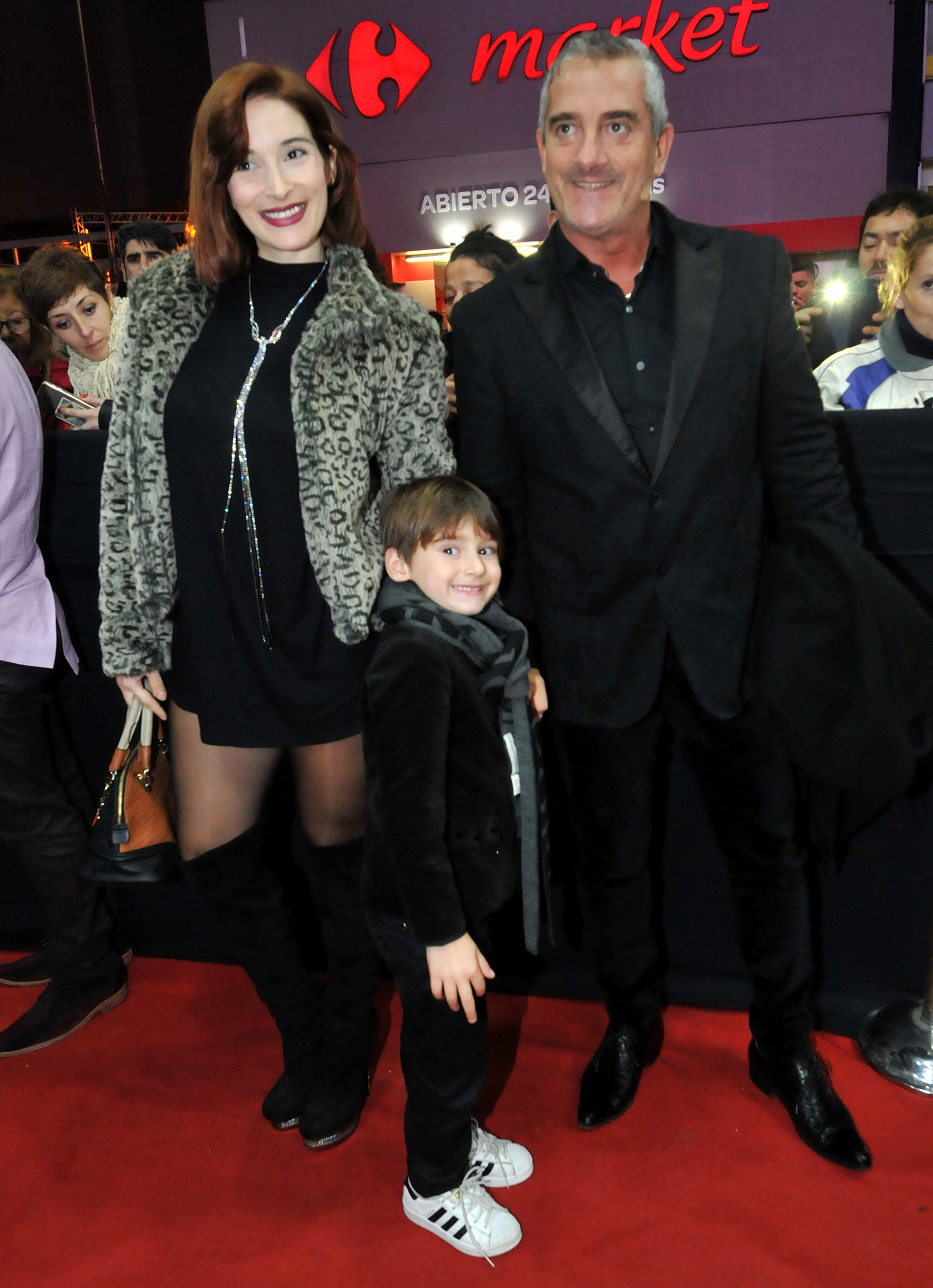 Omar Suárez, su mujer Denise Cerrone y su hijo Bautista