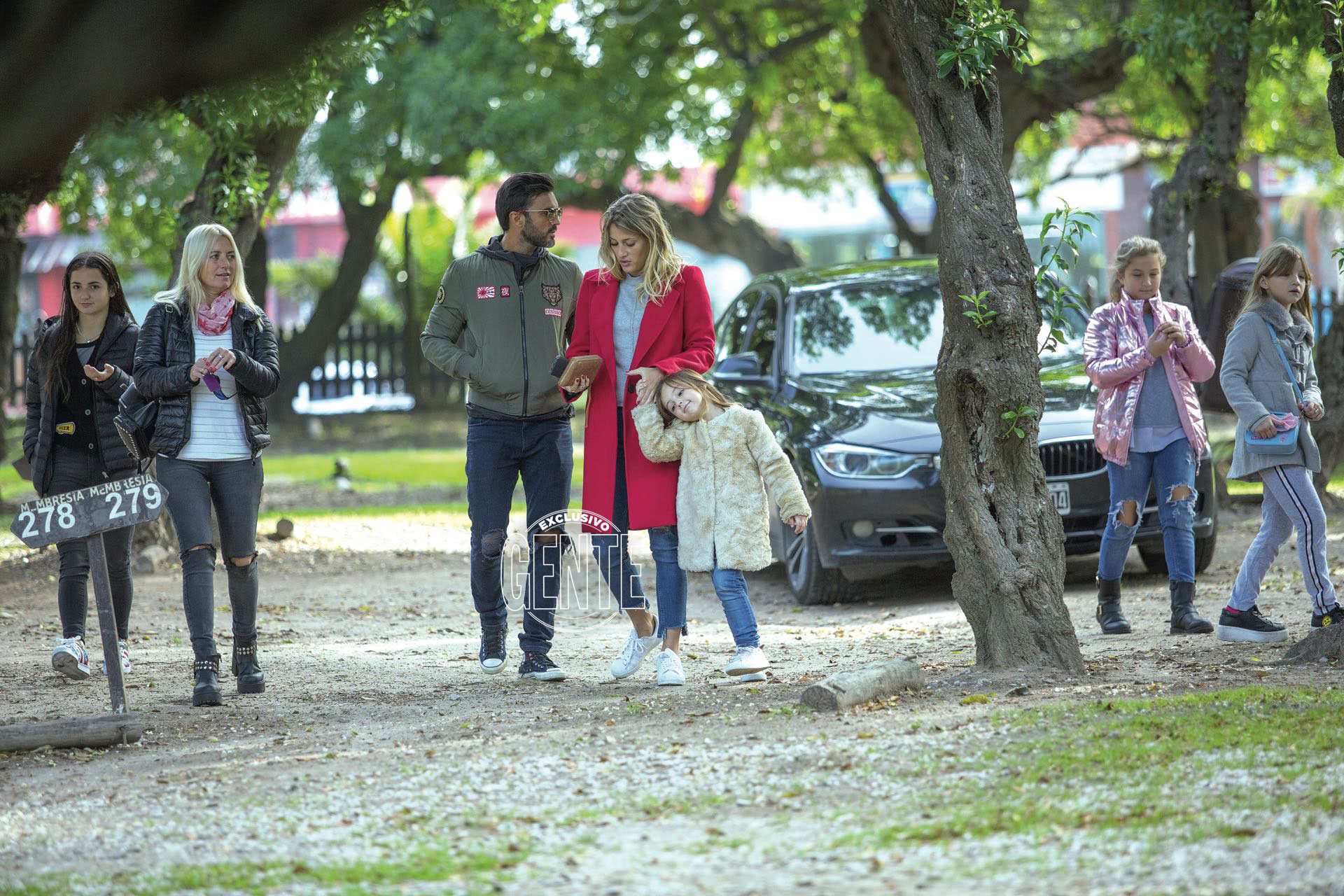Mica –de la mano de Sienna– compartió dos de los cuatro días que Cubero y sus hijas pasaron en Mar del Plata. (Foto: Christian Heit)