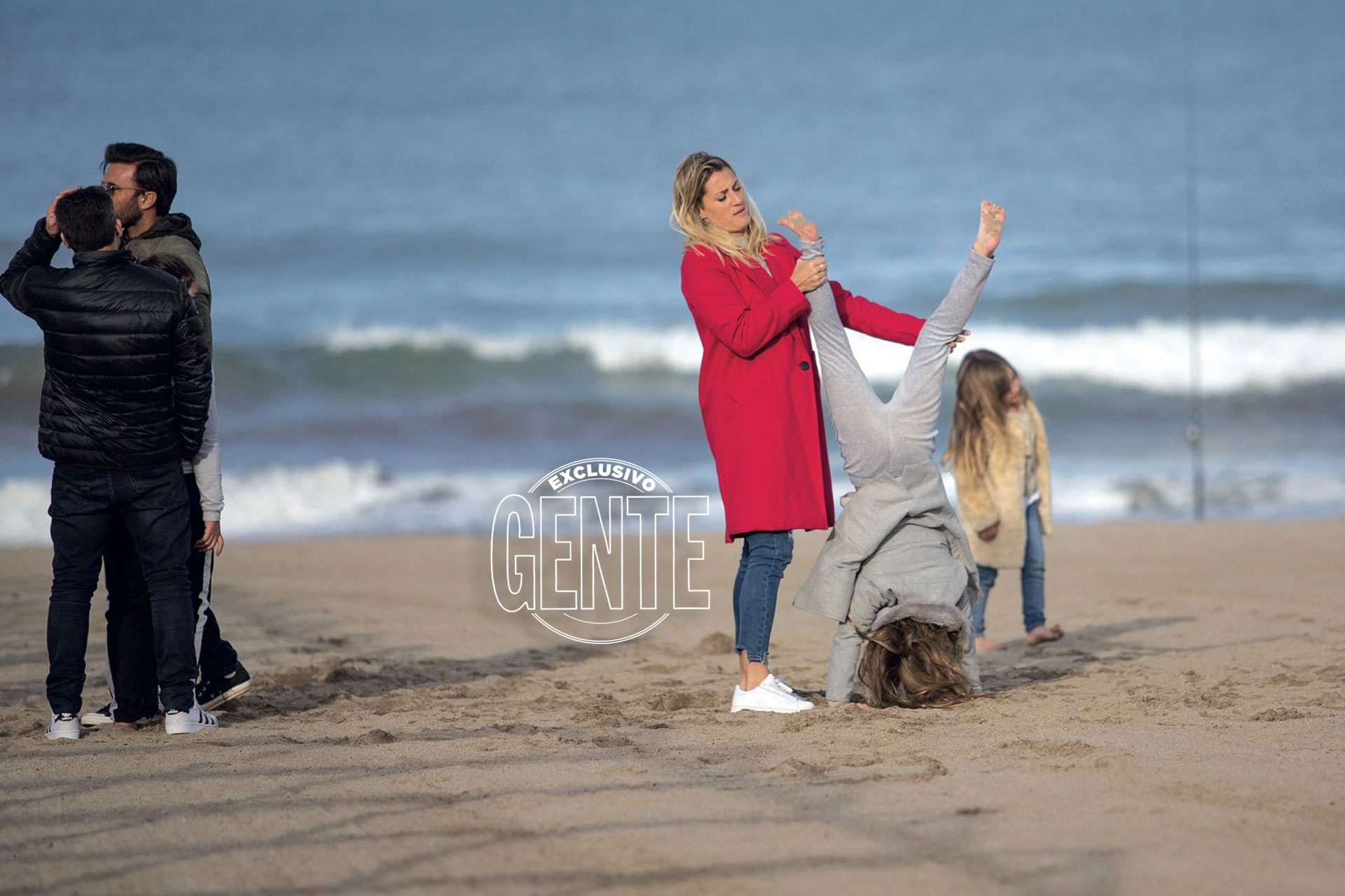 La familia de Cubero, Fabián y Mica aprovecharon para jugar en la playa. (Foto: Christian Heit)