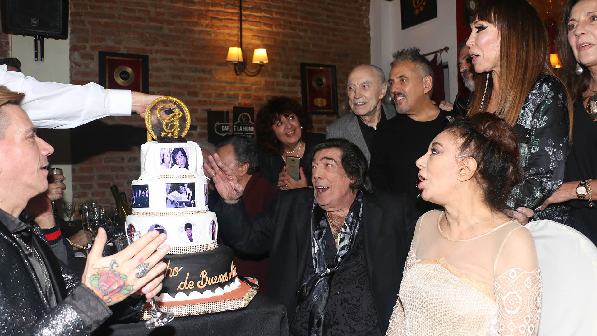 La torta de cumpleaños tenía cuatro pisos. Estaba decorada con diversas imágenes del intérprete