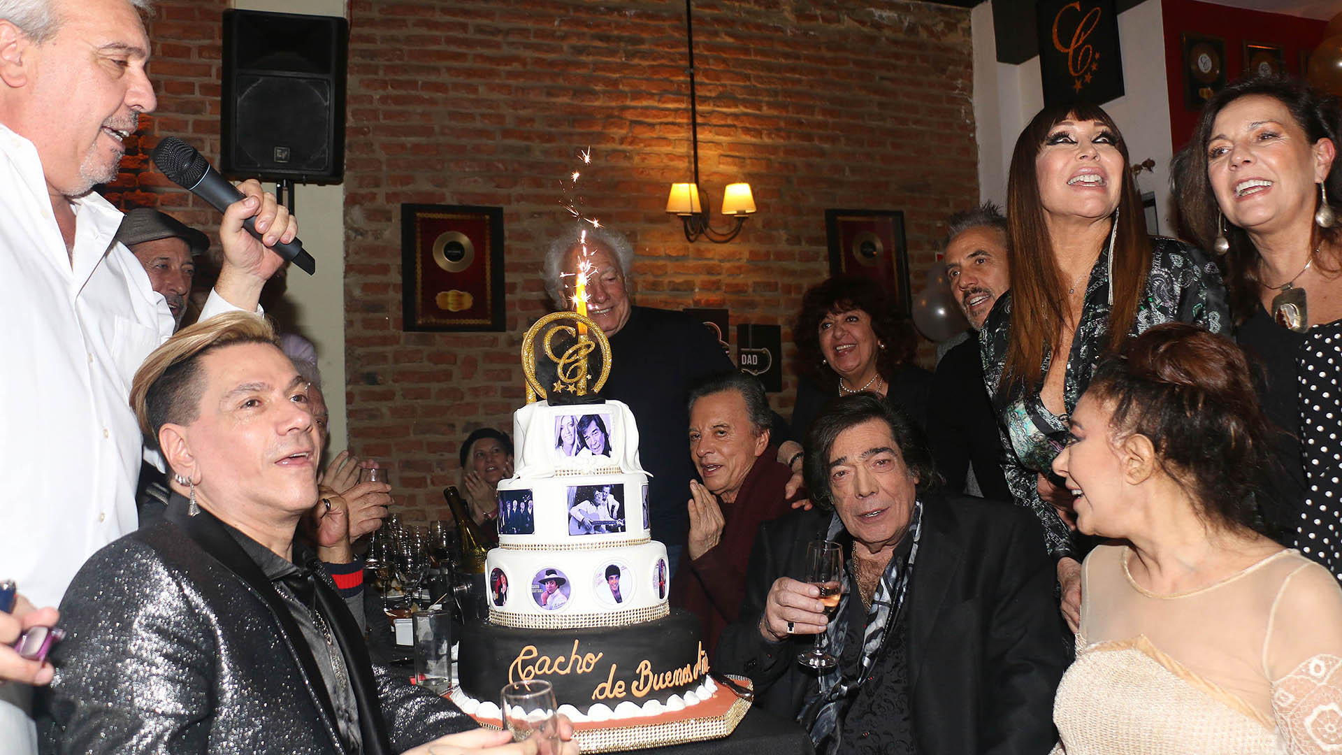 El cantante celebró su cumpleaños 76 años en el Café la Humedad rodeado de sus amigos y colegas (Verónica Guerman / Teleshow)