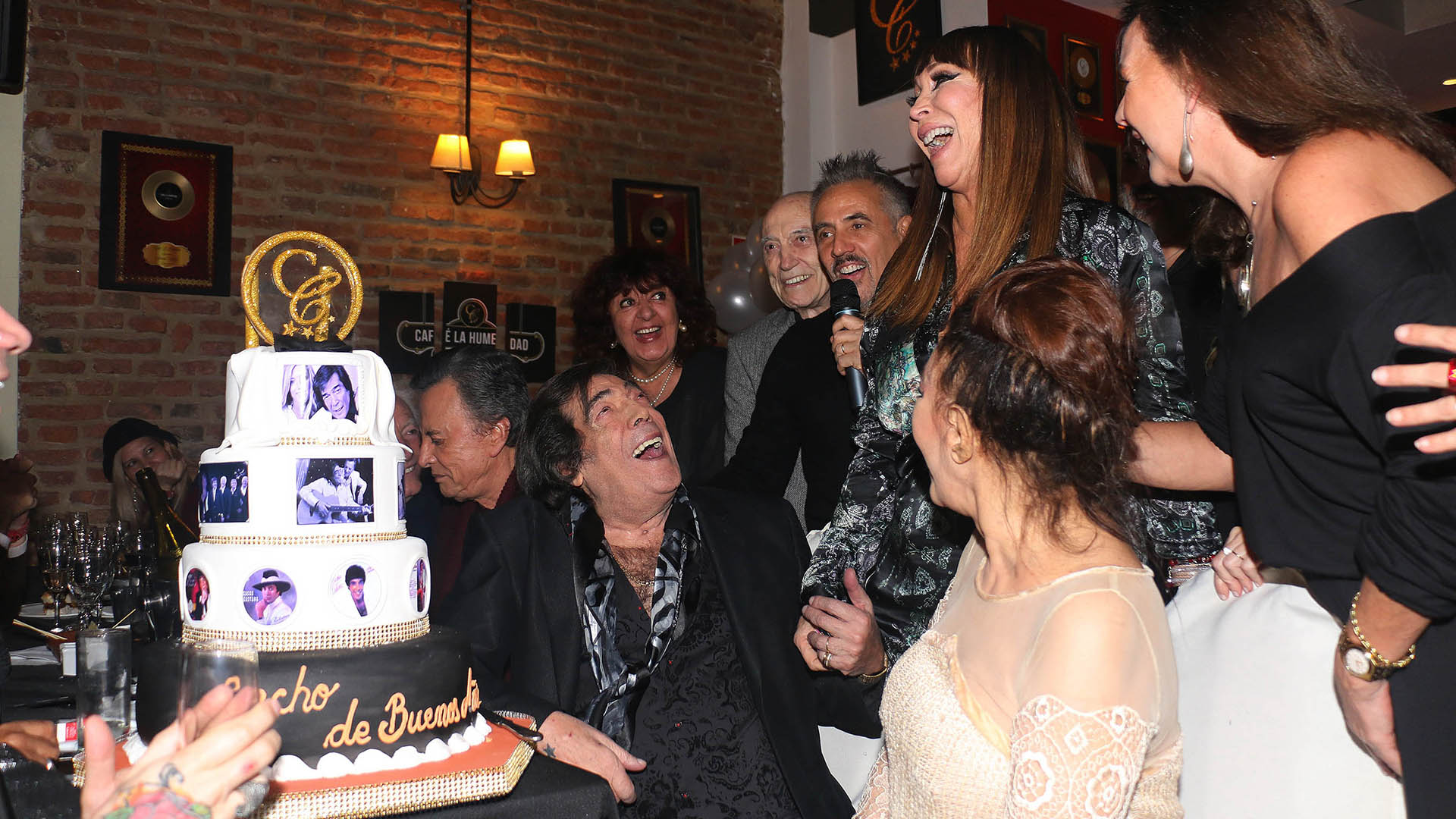 Sus amigos le cantaron el feliz cumpleaños