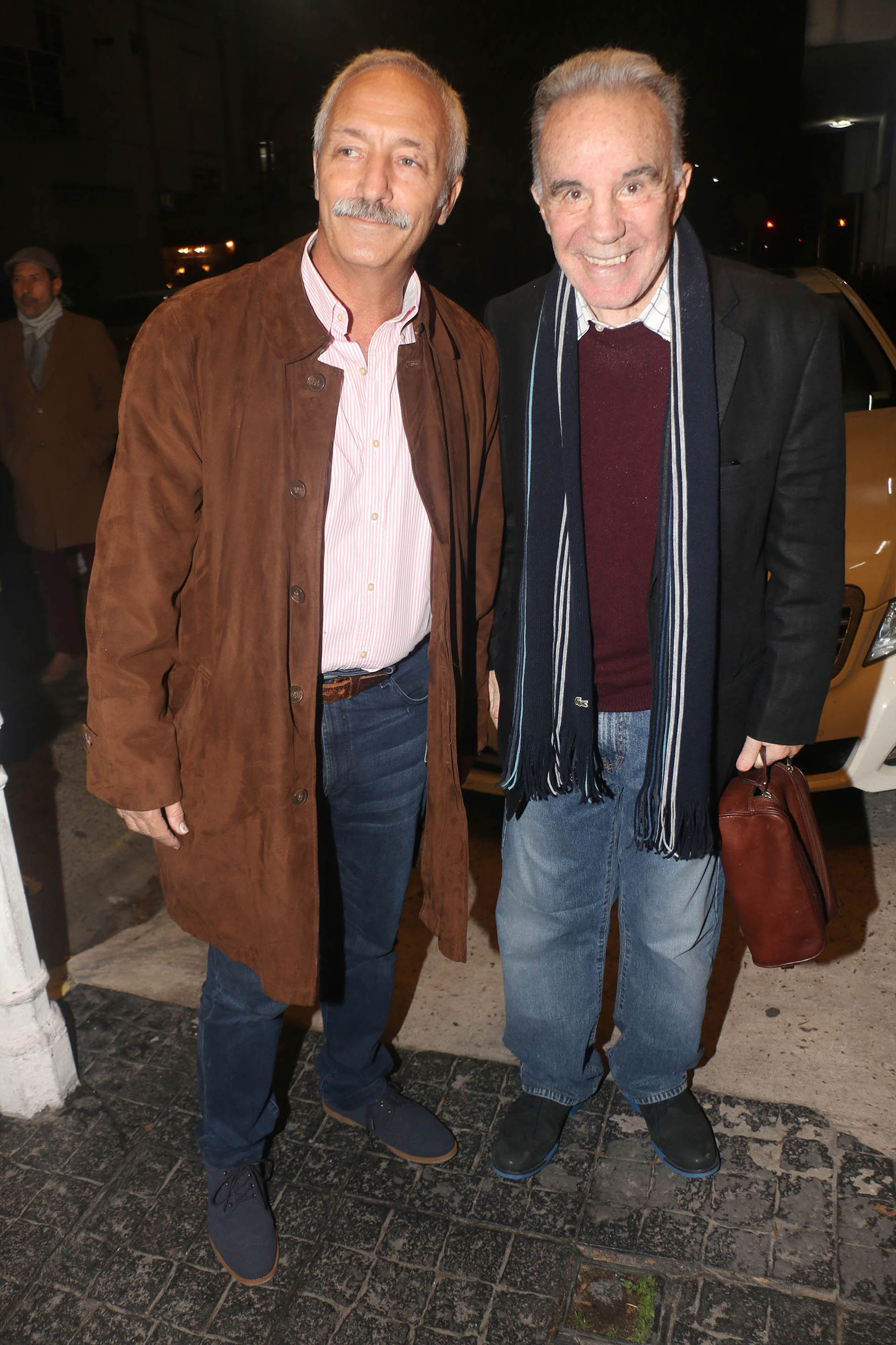 El doctor Alberto Cahe con un colega