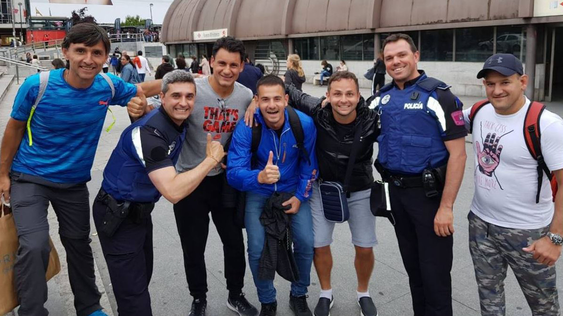 Los cinco amigos argentinos se fotografiaron con Jorge Carballo, el policía de Madrid que los buscó para devolverles la mochila que habían perdido en un tren con las entradas para el Mundial Rusia 2018
