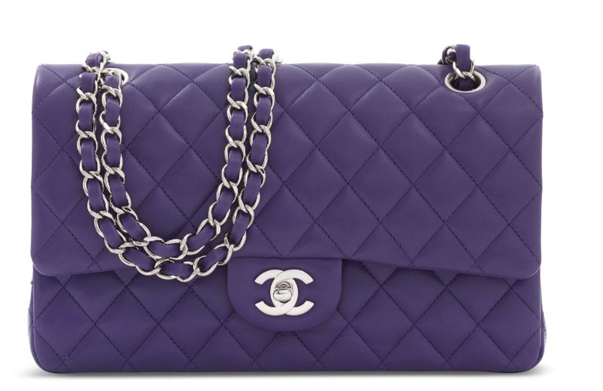 La clásica “Lambskin” en color violeta con detalles en plateado será subastada en Christie’s desde los 4.500 dólares. Es uno de los modelos clásicos de la firma francesa que la comercializa desde hace varios años y en diferentes colores y texturas (Chanel)