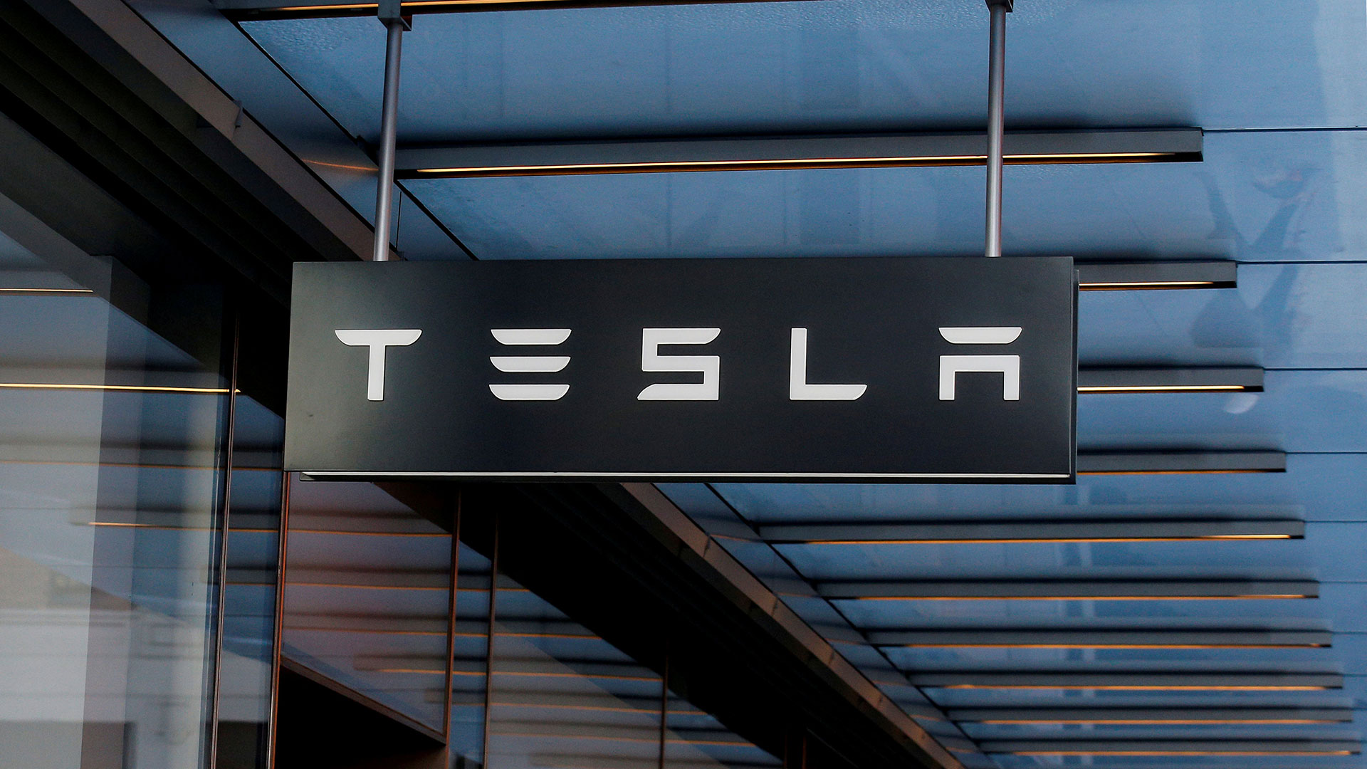 Elon Musk puede tener una cita romántica o dormir en el piso de su fábrica de autos. (Reuters)