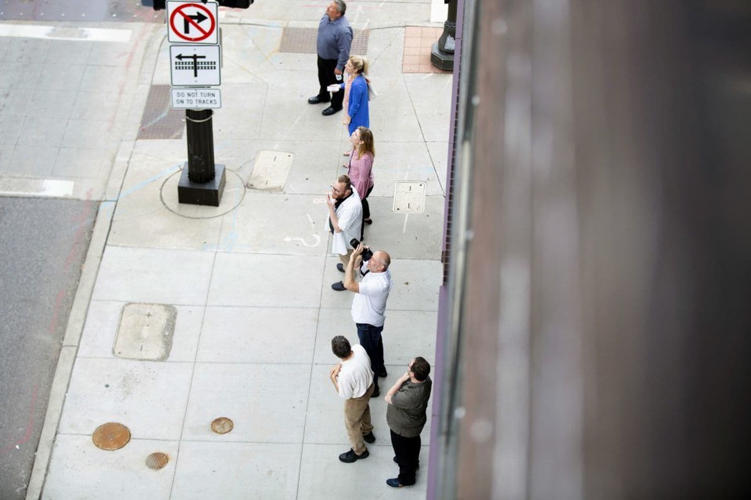Los peatones se detenÃ­an en la calle 7&nbsp;de St. Paul&nbsp;para mirar al mapache que escala la Torre UBS. (Evan Frost/Minnesota Public Radio/AP)