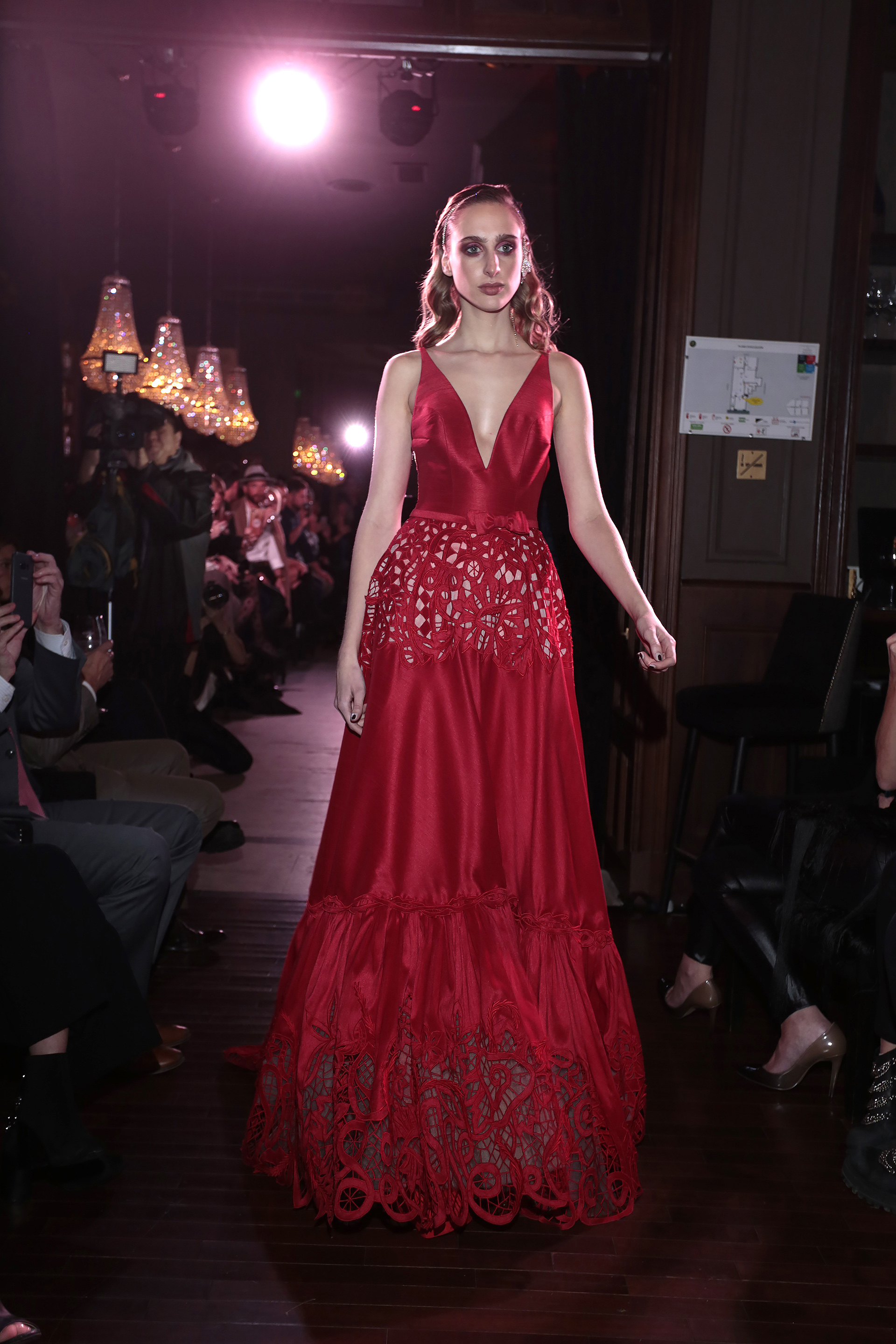 Fabulosos vestidos de shantung, tul, guipure y paillettes sobre la pasarela