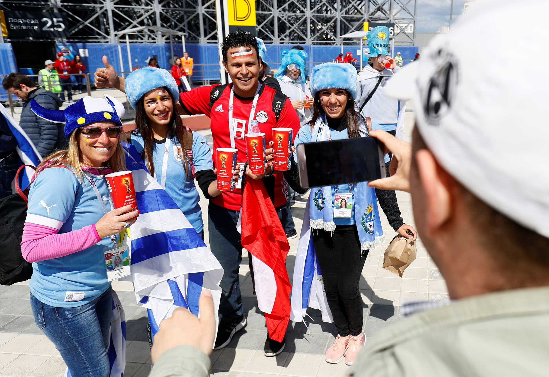 Fanáticos egipcios y uruguayos comparten un momento en la previa del partido