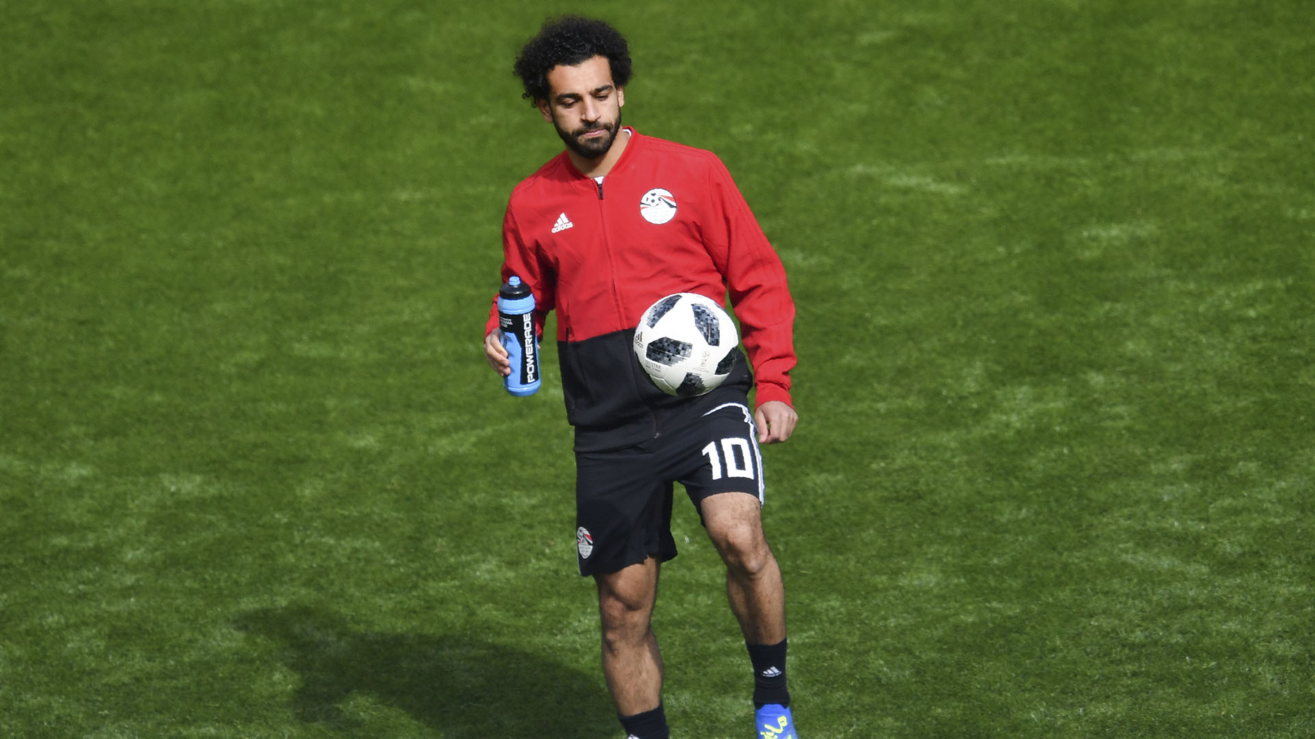 Salah está recuperándose de una lesión en el hombro