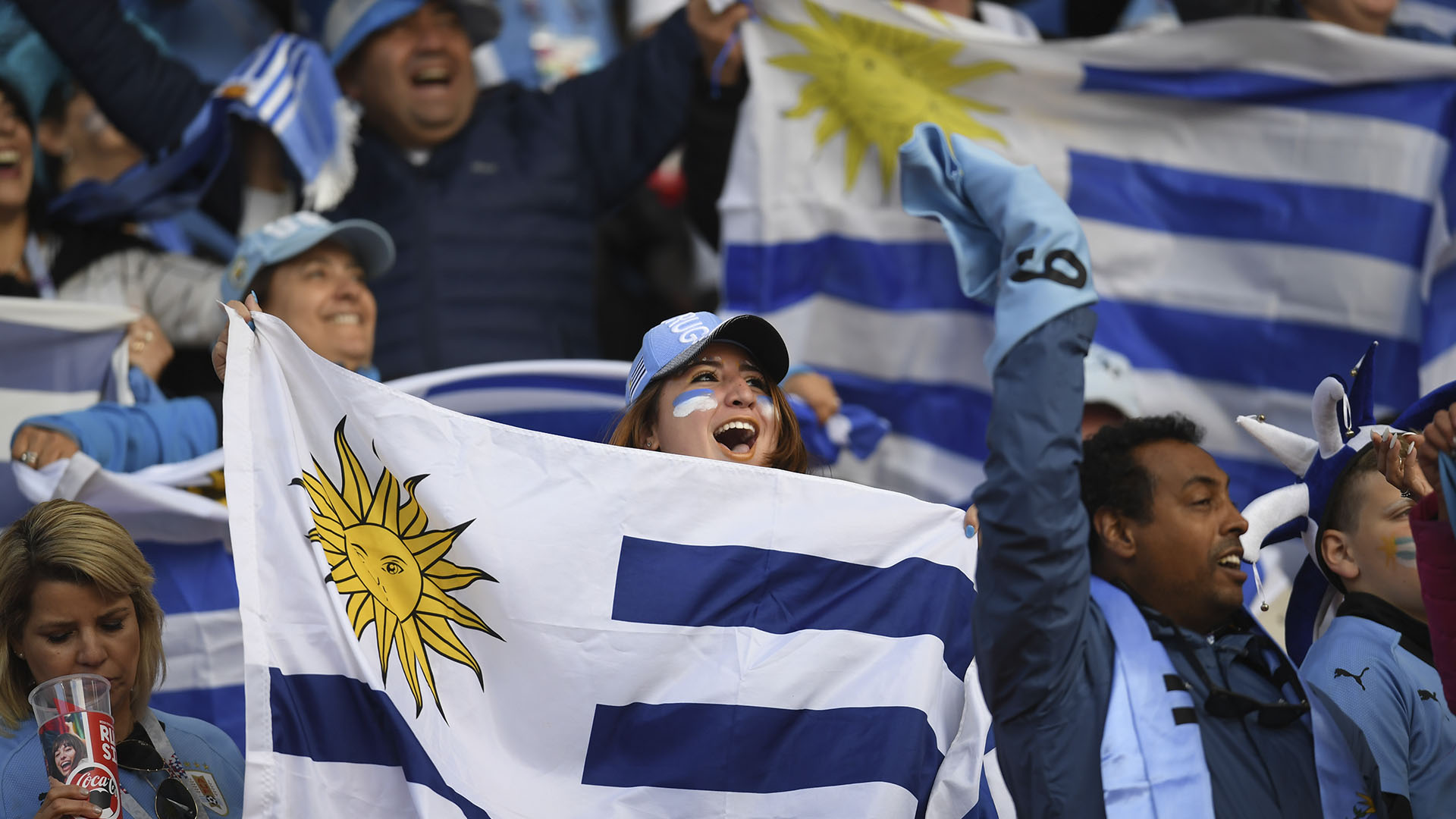 (AFP) Los fanáticos uruguayos calentaron la previa del partido