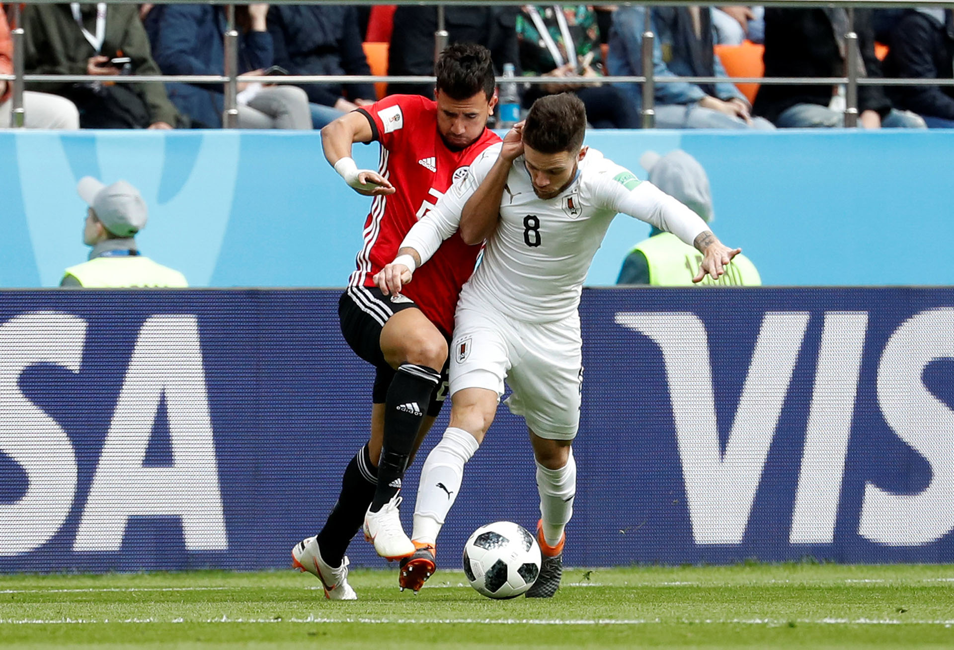 Nández pelea la posición en los primeros minutos de partido