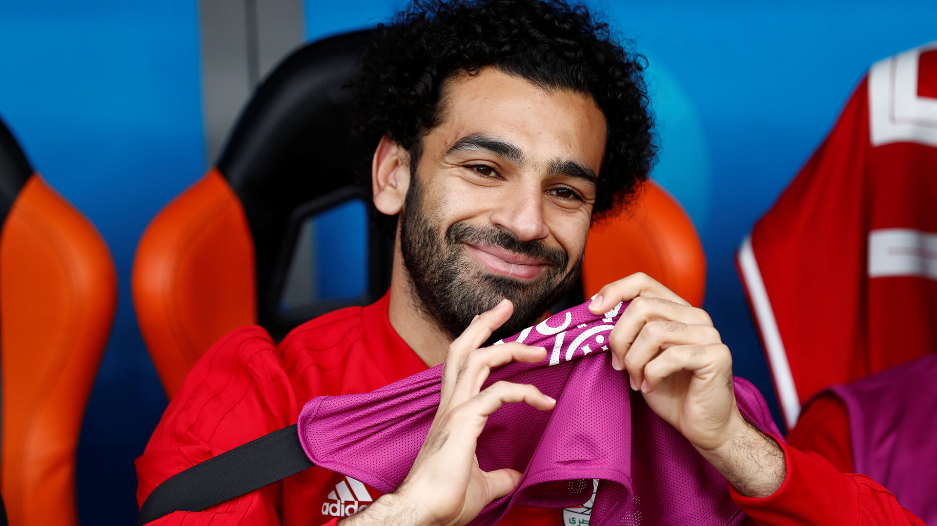 Mohamed Salah mira el partido desde el banco
