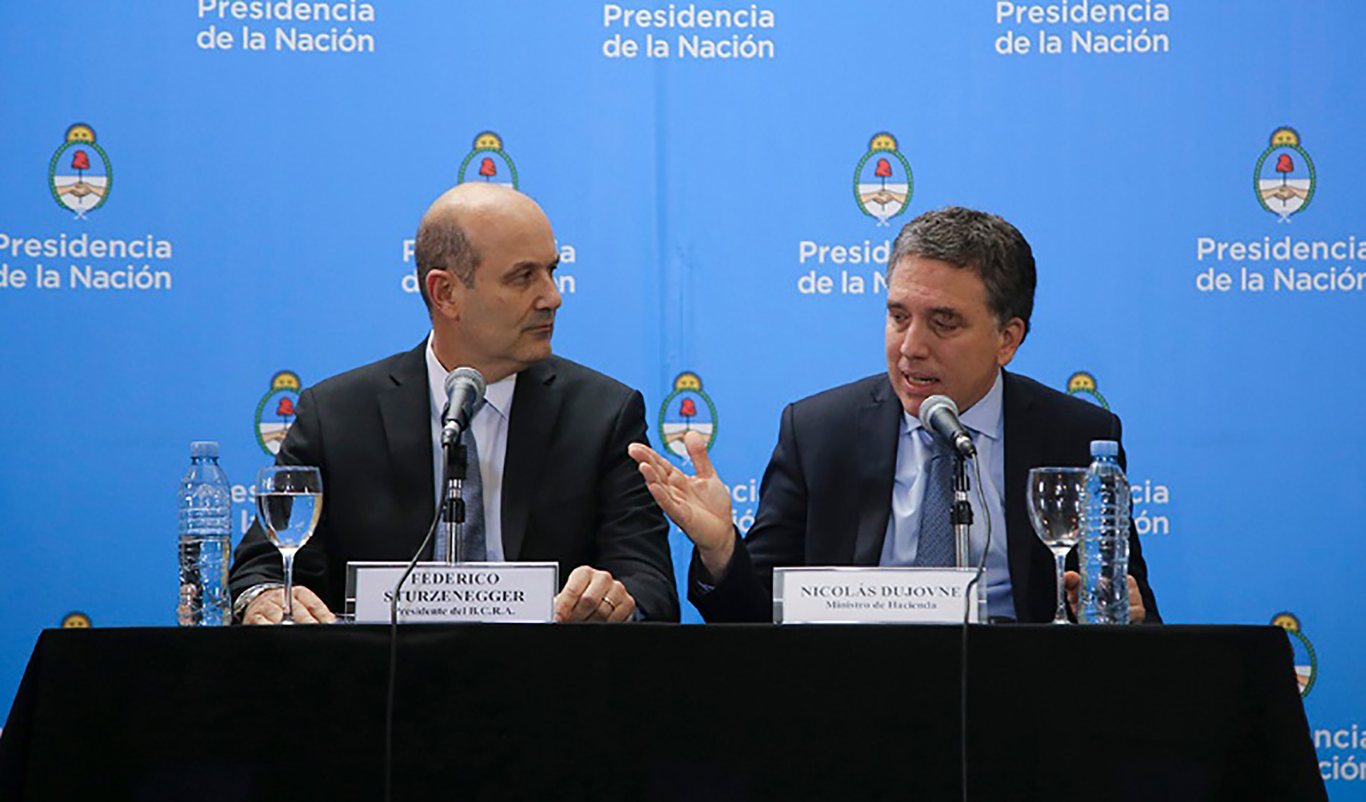Dujovne y Sturzenegger en el anuncio en el CCK del primer acuerdo con el FMI