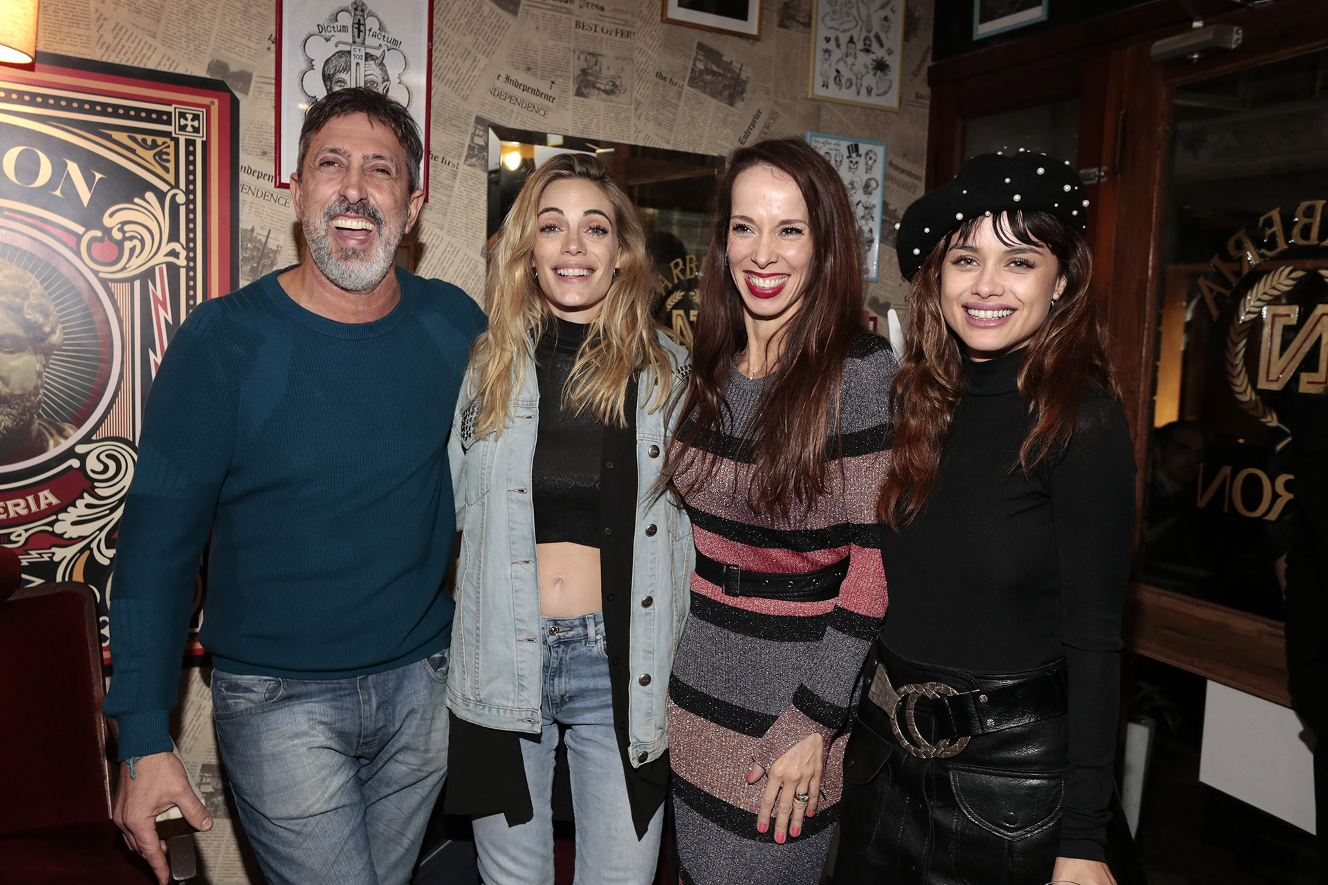 El Turco Naím y Emilia Attias iniciaron un nuevo emprendimiento. En la inauguración de la barbería, los acompañaron Victoria Onetto y Vito Saravia (Christian Bochichio)