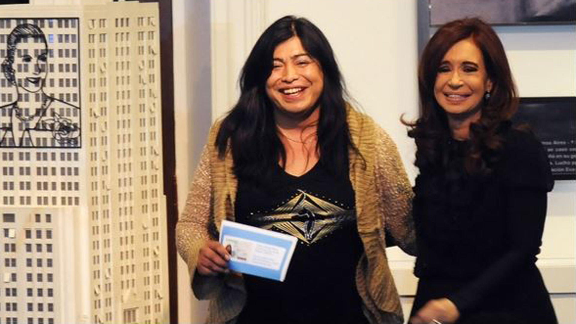 Cristina Kirchner le entregó, en 2012, el nuevo DNI a Diana Sacayán